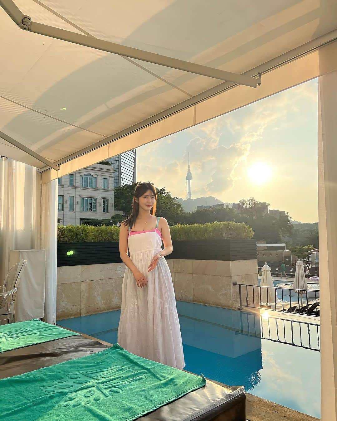 一木美里さんのインスタグラム写真 - (一木美里Instagram)「Feel like resort mood🇰🇷Can I stay here for the whole summer🥰?  夏の間ずっとここにいたい🥹素敵なカバナのあるプールは @banyantree_seoul ✔︎NAVERかお電話でカバナの予約ができるそうです📱  #banyantreeseoul#seoulhotel#ソウルホテル#韓国旅行#韓国ホテル#invited」7月29日 6時32分 - misato_ichiki