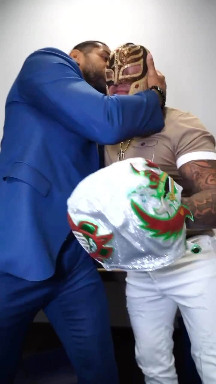 レイ・ミステリオ・ジュニアのインスタグラム：「El respeto, cariño y admiración que se tienen @619iamlucha y @escobarwwe es tan grande que no importa quien gane esta noche en #SmackDown 👊👥🇲🇽🔥 #LWO 4 LIFE」
