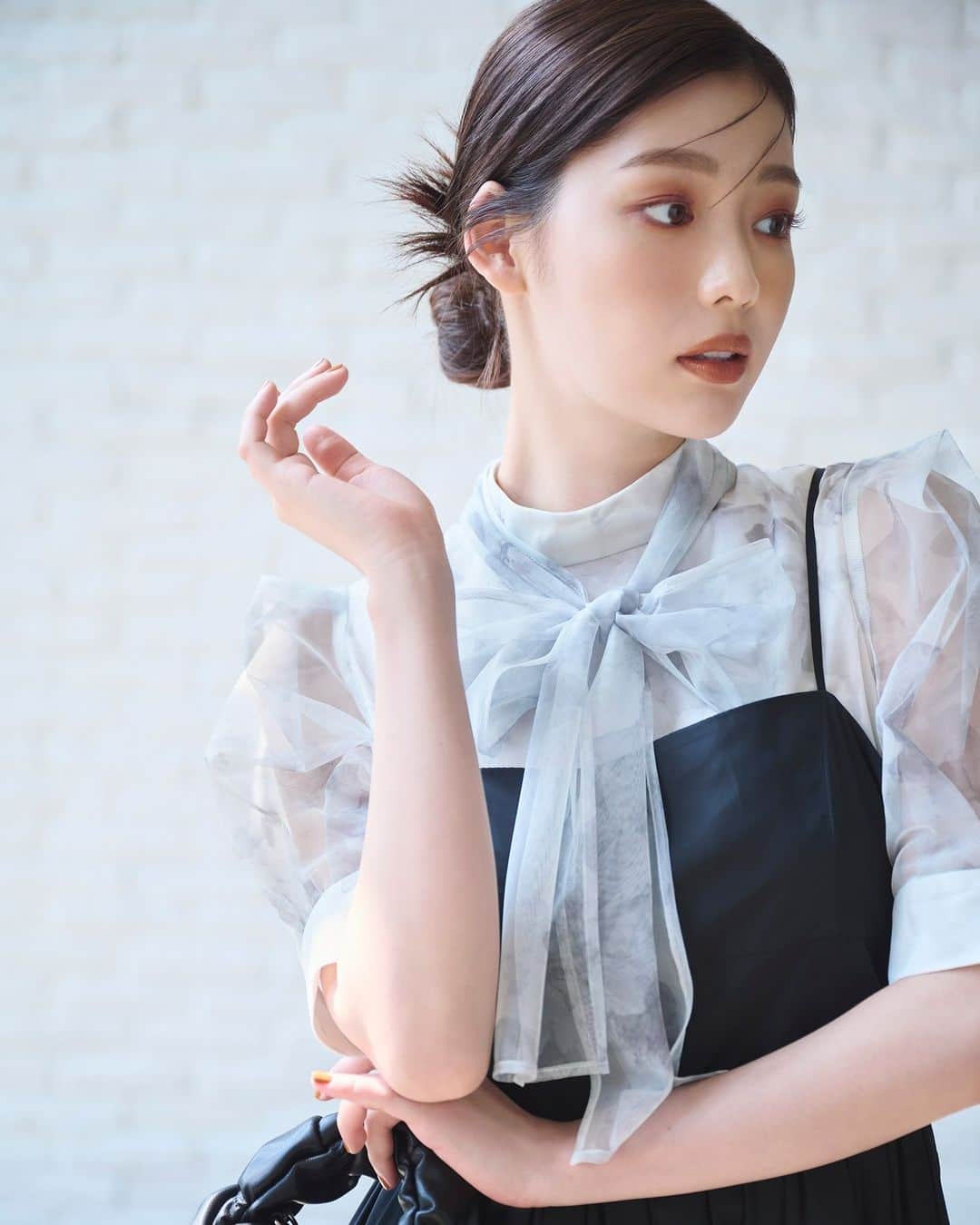 NATURAL BEAUTY BASICのインスタグラム：「Limited Edition  Autumn mood Feat.Riho Nakamura  中村里帆さんが着こなす、 リミテッドエディションをお届け。 リュクスなディープカラーに、 ムード溢れる構築的なシルエット、 センシュアルな肌見せ… 秋の始まりを感じさせるドラマチックなスタイリングに注目です。  新作のリミテッドエディションは 7/25(火)～SANEI bd ONLINE予約スタート、 8/4(金)〜SANEI bd ONLINE、限定店舗にて発売となります✨  Bow-tie blouse × Camisole one-piece  ■ボウリボンチュールプリントブラウス ¥7,920 tax in size:S/M color:グレーベース/ベージュベース #0173210730  ■ボリュームギャザーワンピース ¥13,420 tax in size:M/PS color:クロ/ダークブラウン #0173240730  繊細なチュールに大花の水彩プリントを敷いた ボウタイブラウスは1枚で主役級の存在感。  ビスチェライクな切り替えや、 ソフトなタフタ素材がレディなキャミワンピースとレイヤードすれば、 ぐっと今年らしい印象に。ブラウスのボウタイは取り外し可。 スタンドネックとしても楽しめます。  詳しくは @naturalbeautybasic_official プロフィールのURLより webカタログをチェック♪  #中村里帆 さん #花柄ブラウス #キャミワンピース #シアーブラウス #レイヤードスタイル #秋先取り #秋コーデ #夏コーデ #お出かけコーデ #オフィスコーデ #オフィスカジュアル #通勤コーデ #大人可愛い #カラーコーデ  #着回しコーデ #きれいめカジュアル  #ベーシックコーデ #ベーシック #ナチュラルコーデ #トレンドスタイル #シンプルコーデ #ナチュラルビューティーベーシック #naturalbeautybasic」