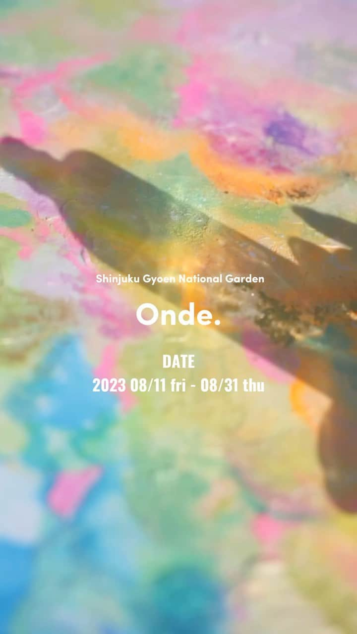 倉中るなのインスタグラム：「- Shinjuku Gyoen National Garden  「 Onde 」ゆらゆら。  今回の展示では、絵に描くその土地の海水や海ゴミを再利用し描くことに挑戦しました。  海水や土を使用しているため乾いた時に塩が浮き出てザラザラとした質感になっています...🫧  DATE 2023 08/11 fri - 08/31 thu OPEN 09:00am-19:00pm ※8/21以降　09:00am-18:00pm  Coming soon!  #ShinjukuGyoen  #NationalGarden #underthetree  #art#hospitalart #sdgs #earth#sea」