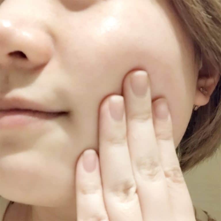石澤研究所さんのインスタグラム写真 - (石澤研究所Instagram)「✨ピーリングのメリットって？✨  夏は特に紫外線で角質が溜まりやすいし、くすみが気になりますよね。  #毛穴撫子しっとりピーリング は、 たまっていた古い角質や毛穴の黒ずみをからめとって くすみ肌をパッと明るく！ キメを整えて、ツルツルすべすべ肌へ導いてくれます♪  🌼軽くマッサージするだけで、古い角質がポロポロ！ 🌼ヒアルロン酸配合でお肌もしっとり♪  配合されているナデシコエキスは、 毛穴肌のキメを整える作用もあるんです＾＾  感動するくらいやわらかくて明るいお肌に…！ そしてメイクのりもバッチリ◎  いつもの洗顔料の代わりに、週2～3回の スペシャルケアとして使うのがおすすめです。  黒ずみ毛穴やくすみに悩んでいる方は #しっとりピーリング でパッと明るいしっとり肌を目指しませんか？  @ishizawalab   #毛穴撫子 #しっとりピーリング #ピーリング  #美容 #美肌 #スキンケア #skincare #beauty #毛穴 #毛穴ケア #毛穴レス #コスメ #角栓 #角質 #皮脂 #ぽっかり毛穴 #くすみ #ざらつき #透明感 #トーンアップ #夏コスメ #石澤研究所」7月29日 12時00分 - ishizawalab