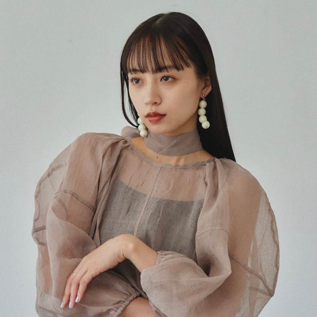 Vannie Officialのインスタグラム：「シアーふくりロングブラウス  ︎︎ … Design …  ・程よいシアー感が印象的なデザインブラウス ・シワ加工×ハリのある生地 ・たっぷりボリュームスリーブ ・リボン付属で自在にデザインアレンジ ・首周りはすっきりとしたクルーネック ・フレアに広がるボディライン  ︎︎ … Styling …  人気のふくりブラウスから7分丈が登場。 生地変更を行いボディとスリーブのシルエットキープを実現。 アウトすればチュニックとして、インすればブラウスとして。 付属リボンはウエストマークとして使うと同じブラウスでも違ったスタイリングに。  ━━━━━━━━━━━━━━━━━━━━━  透け感：あり 裏地：なし 厚さ：薄い 伸縮性：なし 光沢感：ややあり  ━━━━━━━━━━━━━━━━━━━━━━ ※詳しくは洗濯タグをご確認ください  #vannie_u」