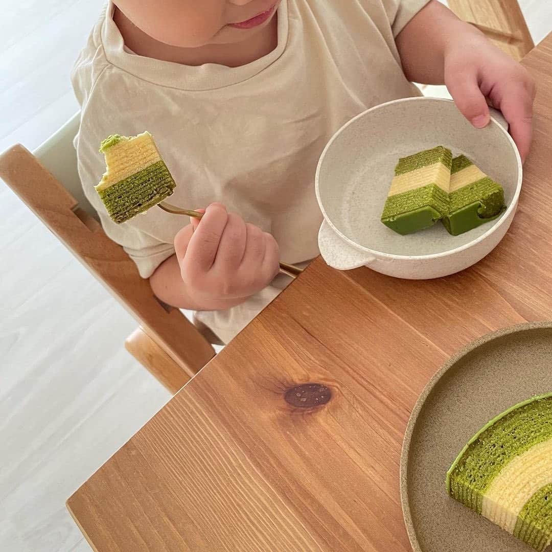 京ばあむ公式のインスタグラム：「\ ⁡この日のおやつは京ばあむ🤍 /  本日はお客さまよりいただいた 京ばあむの嬉しいご感想をご紹介☺️  3歳の息子さんとの 素敵なおやつ時間✨  優しい甘みと ほわほわ食感なので  小さなお子さまも パクパク食べられる 美味しさです😊✨  さらに便利なナイフ付き！ 食べたいサイズに 簡単にカットできるので  ぜひ親子のおやつタイムに お楽しみください🍰  \ @___um_n_さまのご感想💬 /  息子と𝟤人で𝟥時のおやつ𝗍𝗂𝗆𝖾☕︎ ⁡この日のおやつは京ばあむ🍵🤍  冷蔵庫で冷やすとフォンダンが しゃりしゃりして おいしかった⸝⸝⸝ ⁡ 生地は甘さ控えめだから このサイズなら𝟣人でぺろりよ☜   ・  \ 京ばあむのご購入場所は… /  01. 京ばあむ専門店や 京都のお土産屋さんで！  02. 公式オンラインショップで！ 実はお取り寄せもできるんです😌  👇プロフィールURLより 公式オンラインショップをご覧ください✨ @kyo_baum  #京ばあむ #バームクーヘン #抹茶スイーツ #抹茶 #京都 #京都スイーツ #京都グルメ #京都土産 #baumkuchen #kyobaum #kyoto #お取り寄せ #お取り寄せスイーツ #お取り寄せグルメ」