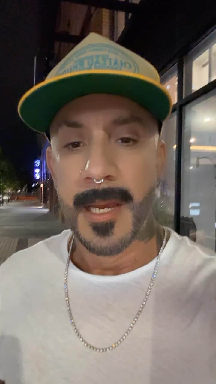A.J.のインスタグラム：「I have a very serious *NSYNC question?」