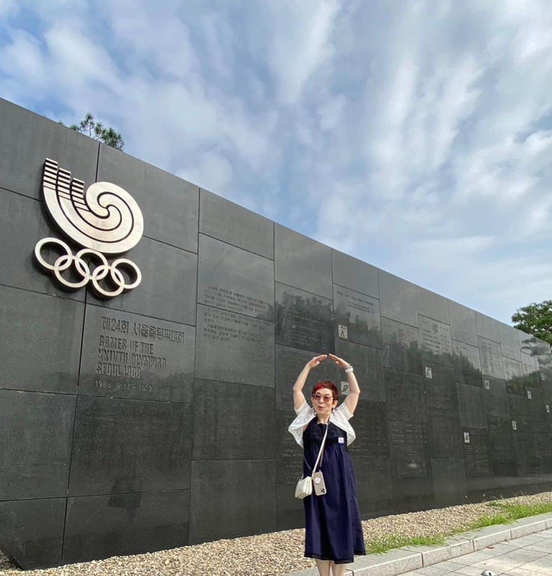 菊田あや子さんのインスタグラム写真 - (菊田あや子Instagram)「🇰🇷オリンピック主競技場  今日は誰〜も居ません  暑いし🥵イベントも無いみたい  ので、選手みたいにポージング　笑笑　🏃‍♂️⚾️🥇  バンタンの手形、また合わせて来ましたよ〜🖐️🖐️🖐️🖐️🖐️🖐️🖐️」7月29日 12時04分 - ako.ayakokikuta