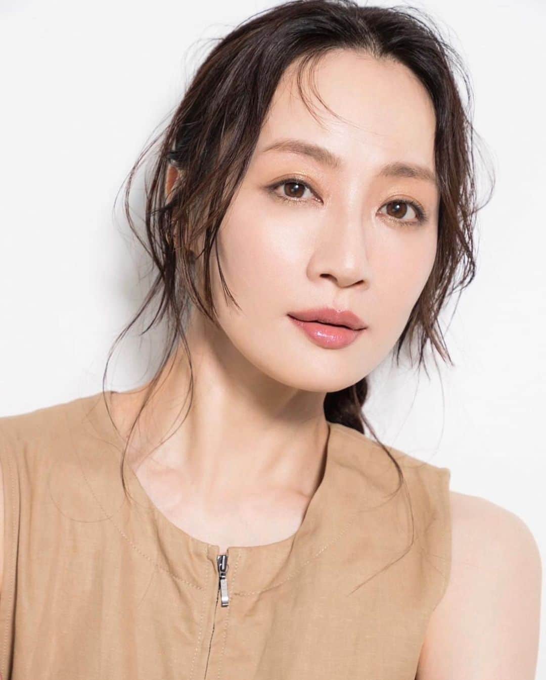 樹神のインスタグラム：「mi-mollet 長井かおりさん連載。  今回は素敵にキマるグロスルージュの塗り方のお話です！ ぜひご覧くださいませー。  @mimollet   撮影　@yuichi_sakakibara  ヘア&メイク　@kaorimake  スタイリスト　@hodonoyuko  文　@kyonkich  モデル　@kotamaofficial」