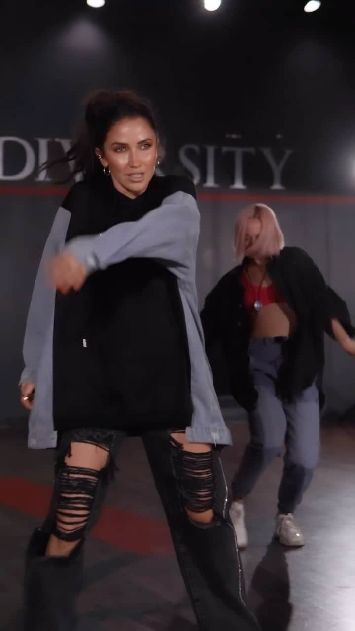 のインスタグラム：「Should I challenge Clayton to a dance off?  🎥 by @misosati choreo- @joydenverspears」