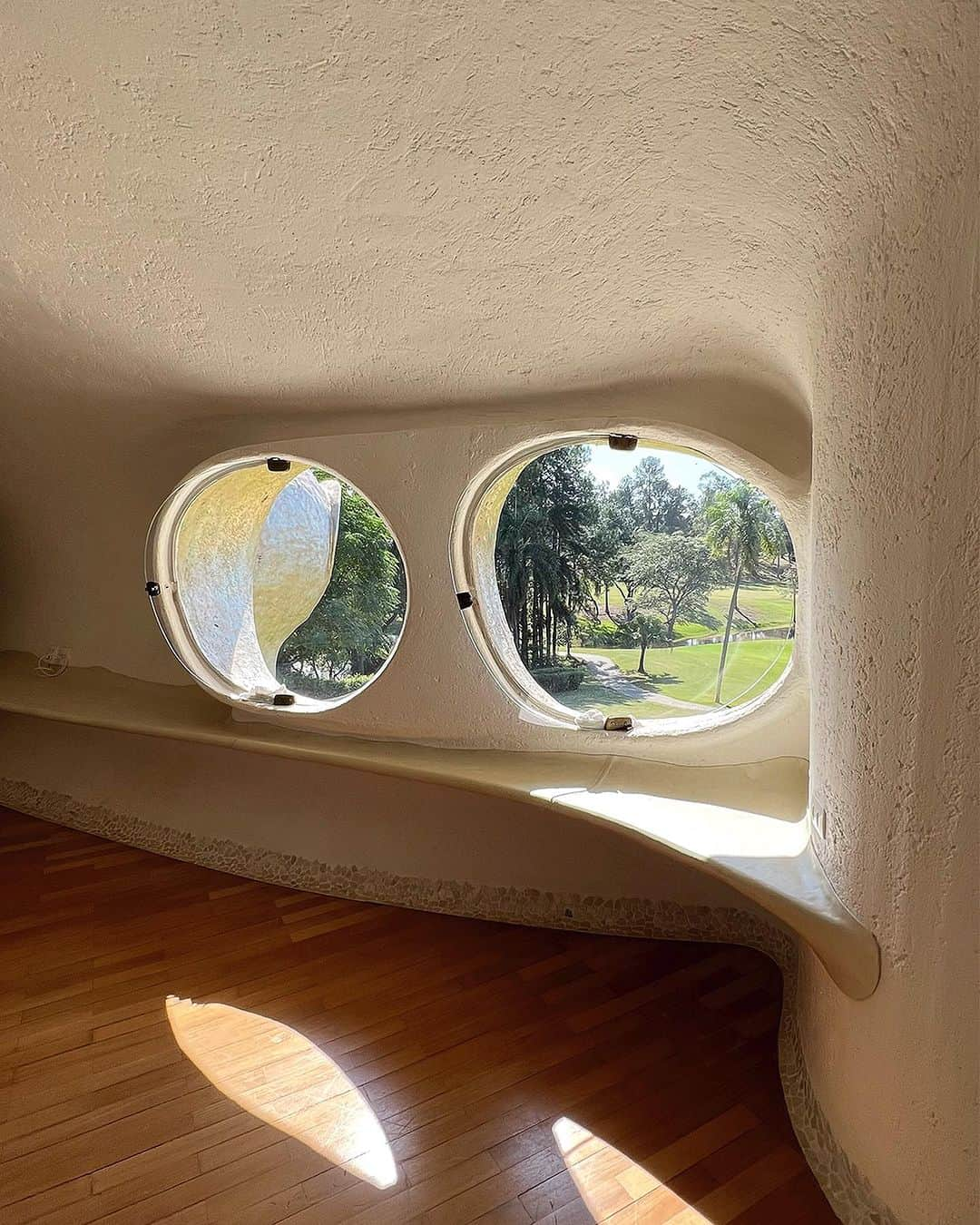 BO.BOさんのインスタグラム写真 - (BO.BOInstagram)「Já imaginou viver em um lugar integrado à natureza, onde todas as linhas são orgânicas? Esta casa dos sonhos, assinada pelo arquiteto mexicano @JavierSenosiaina, foi palco para a campanha da nova coleção #BOBODreamOn.   Batizada Amoeba House, a casa fica em Itu, no interior de São Paulo, e impressiona por sua beleza surreal. Da fachada, em tons de dourado e cobre, aos móveis integrados ao projeto para facilitar a circulação – cada detalhe traduz a filosofia do arquiteto em criar harmonia entre seus projetos e a natureza.  Siga para o lado e confira as fotos do cenário e do making-of do nosso ensaio.」7月29日 6時50分 - bobonews