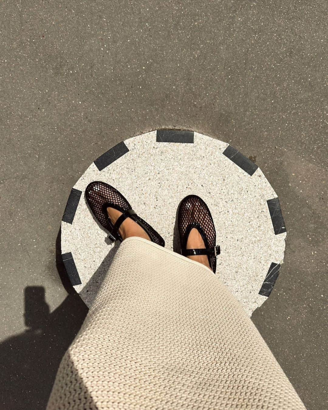 Harper's BAZAARさんのインスタグラム写真 - (Harper's BAZAARInstagram)「Fashion insiders know: An out of stock notice isn’t a barrier to purchase if you're in touch with the right people. One of those people is luxury sourcing expert @gabwaller, who has built a thriving Instagram-based business tracking down hard-to-find items for more than 5,000 clients globally. Among her client list? @sofiarichiegrainge, @loriharvey, @rosiehw, @haileybieber, @khloekardashian, and Zoë Kravitz.  Luxury sourcing has risen in the past few years through individual sourcing experts headquartered on Instagram. On the platform, shoppers can DM with requests for an item and their preferred size. In some cases, requests come with as few details as “Hérmes H leather sandal” or “the puffy leather jacket Hailey Bieber wore.”  On her end, Waller is used to surprising shoppers who initially reach out with the bare minimum of background information on the pieces they saw and want. “It does happen a lot where people just say to me, ‘Don’t really bother, Gab, you’re not going to find that. It doesn't exist,’” she said. “And I'm like, I know it exists somewhere.”  More about the shopping method—and the cost—at the link in bio. #sourcedbygw  Photos via @sofiarichiegrainge @gabwallerdotcom @loriharvey @marianna_hewitt @rosiehw」7月29日 7時00分 - harpersbazaarus