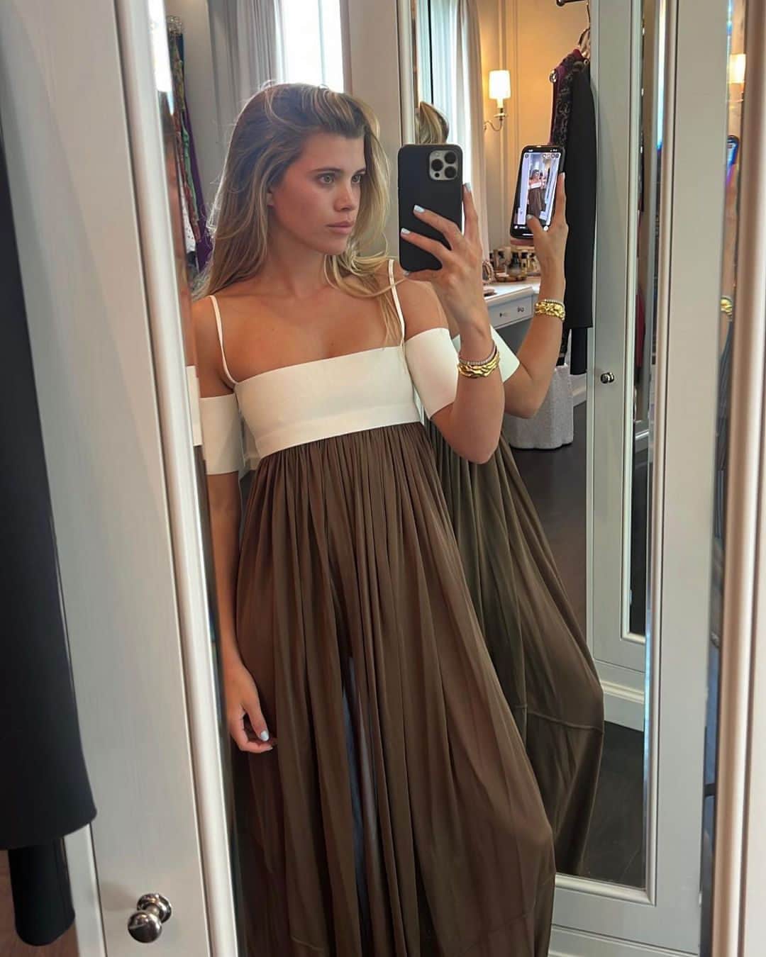 Harper's BAZAARのインスタグラム：「Fashion insiders know: An out of stock notice isn’t a barrier to purchase if you're in touch with the right people. One of those people is luxury sourcing expert @gabwaller, who has built a thriving Instagram-based business tracking down hard-to-find items for more than 5,000 clients globally. Among her client list? @sofiarichiegrainge, @loriharvey, @rosiehw, @haileybieber, @khloekardashian, and Zoë Kravitz.  Luxury sourcing has risen in the past few years through individual sourcing experts headquartered on Instagram. On the platform, shoppers can DM with requests for an item and their preferred size. In some cases, requests come with as few details as “Hérmes H leather sandal” or “the puffy leather jacket Hailey Bieber wore.”  On her end, Waller is used to surprising shoppers who initially reach out with the bare minimum of background information on the pieces they saw and want. “It does happen a lot where people just say to me, ‘Don’t really bother, Gab, you’re not going to find that. It doesn't exist,’” she said. “And I'm like, I know it exists somewhere.”  More about the shopping method—and the cost—at the link in bio. #sourcedbygw  Photos via @sofiarichiegrainge @gabwallerdotcom @loriharvey @marianna_hewitt @rosiehw」