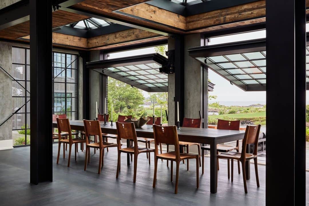 ELLE DECORさんのインスタグラム写真 - (ELLE DECORInstagram)「Summer breeze makes us feel fine! This Connecticut home, which was inspired by Industrial Revolution-era factories, features dramatic operable windows that frame idyllic seaside vistas. “This is his version of casual,” says interior designer Amanda Jesse (@jesseparrislamb) of the client. “For many people this would feel like a very formal house, but with so much natural light flooding in—and the gorgeous views of the water—you automatically feel incredibly relaxed.”  Click the link in bio to tour the rest of this epic escape, as shown exclusively on elledecor.com. Written by @davidbryannash. Photographed by @nicole_franzen.」7月29日 7時00分 - elledecor