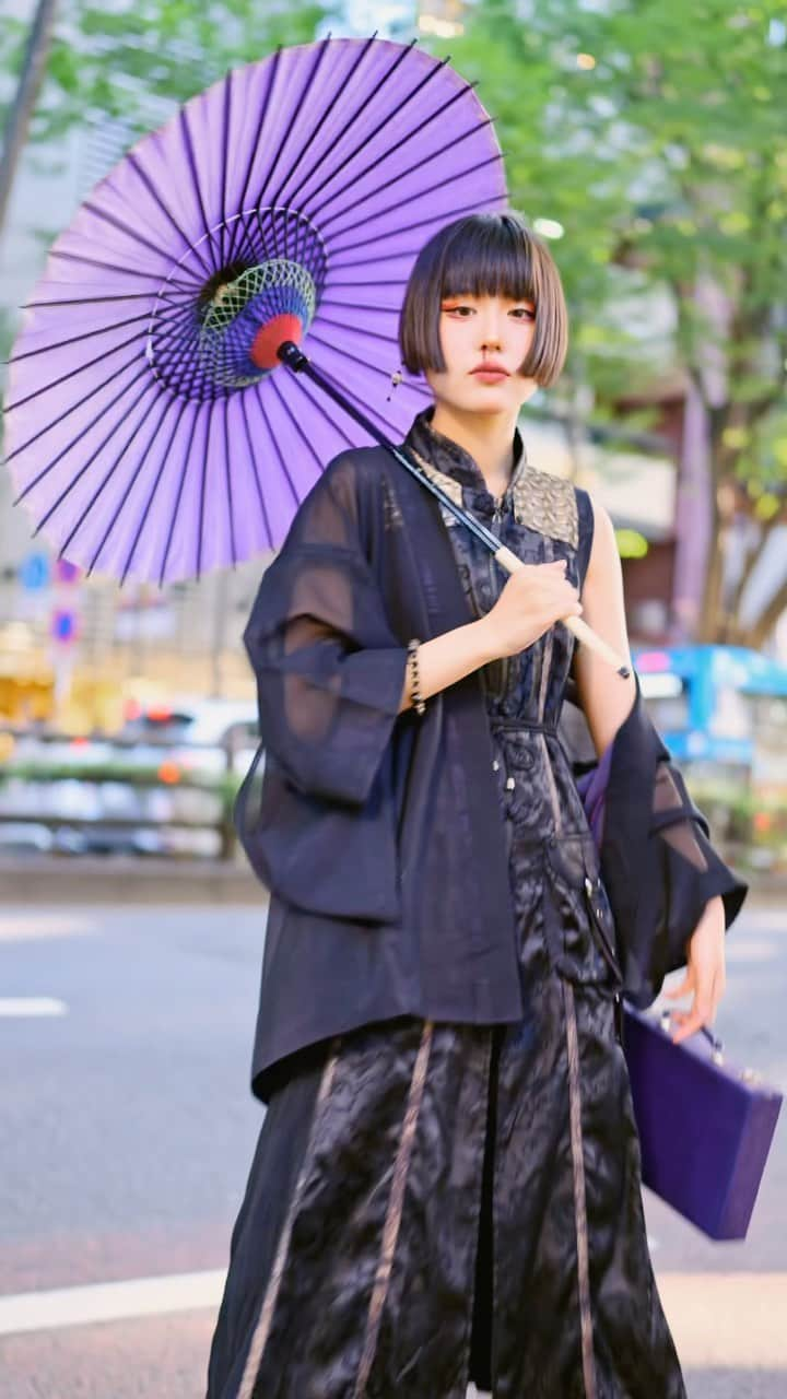 Harajuku Japanのインスタグラム：「18 Japanese Kimono-inspired Street Styles in Harajuku w/ Wagasa, Wooden Shoes, Corsets, Vivienne Westwood, Gas Mask & More  Let us know which of these kimono street styles are your favorites! Japanese street fashion always finds ways to incorporate elements of traditional culture - whether it be split toe shoes, shibori dying, or braided hair styles. The most visible item of traditional Japanese culture we see mixed into modern looks is the kimono. Everyone from lovers of high fashion to goths, kawaii kids, and streetwear fans find creative ways to remix the kimono - vintage, new, and handmade. Please have a look at all of these recent kimono-meets-Harajuku styles and let us (and the people in the video) know what you think!!  Everyone in this street style video: @hang_oroshi @hal16shana @etc_zoory @_geraku_kurage_ @lino_queenofvintage [in @honey.supply] @amato_128 @nozosi_1818 @funny_vall @smk__0224 @iruka_0520_iruru @kuhakutetoteto @eu_zen_kangaeru4 @ellessa_bambi @pi.ka____ @blackmode27  #kimono #JapaneseKimono #JapaneseStreetwear #streetstyle #streetfashion #fashion #style #HarajukuFashion #JapaneseFashion #JapaneseStreetFashion #JapaneseStreetStyle #Japan #Tokyo #TokyoFashion #原宿 #Harajuku #ファッションウィーク #ストリートファッション #ストリートスタイル #VivienneWestwood #着物」