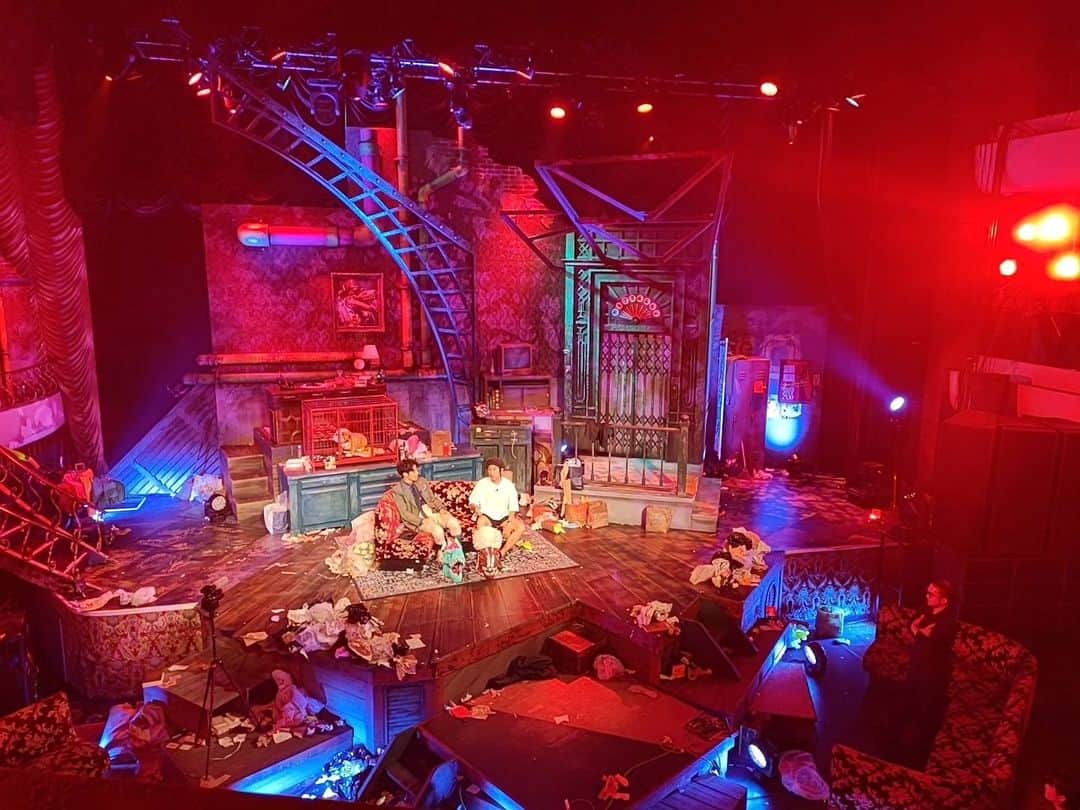 西野亮廣さんのインスタグラム写真 - (西野亮廣Instagram)「梶原君が舞台『テイラーバートン』の現場に遊びに来てくれました。  次はキングコングでやりたいな。」7月29日 7時11分 - japanesehandsome