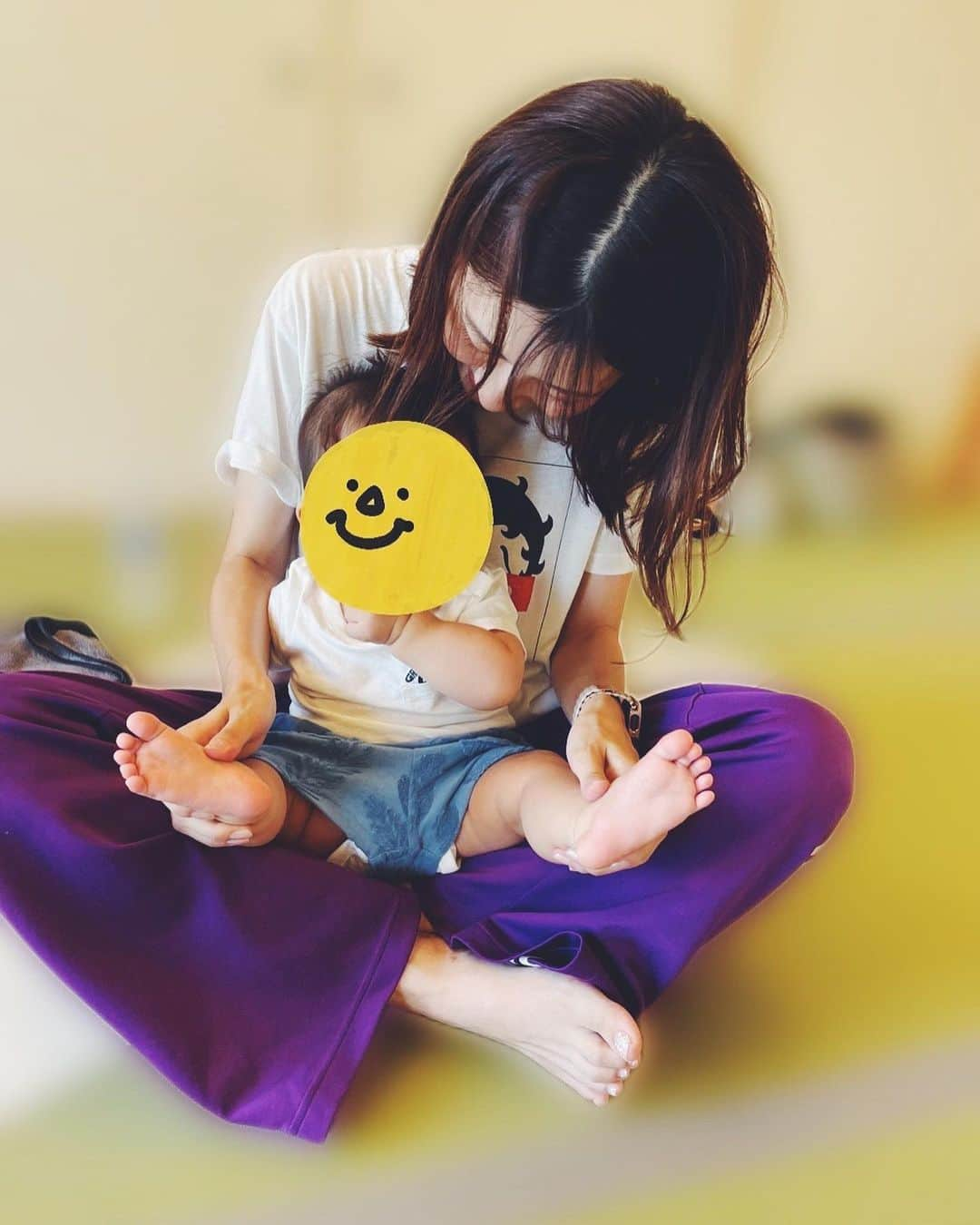 松田実里さんのインスタグラム写真 - (松田実里Instagram)「⁡ 🧘🧘🧘 ベビとのヨガタイム。 ⁡ 一緒に遊びつつ、私もしっかり身体動かせるから楽しい。 ⁡ そして大体ちゃんとカメラ目線してる我が子がおもしろい。 ⁡ #ヨガ #ベビヨガ #子育て #リフレッシュ #身体作り #baby #赤ちゃんがいる暮らし #赤ちゃんがいる生活 #mamalife #photogram #写真  #mylife #lifestyle #instagood #mylife #love mylife #love」7月29日 7時13分 - misato_matsuda