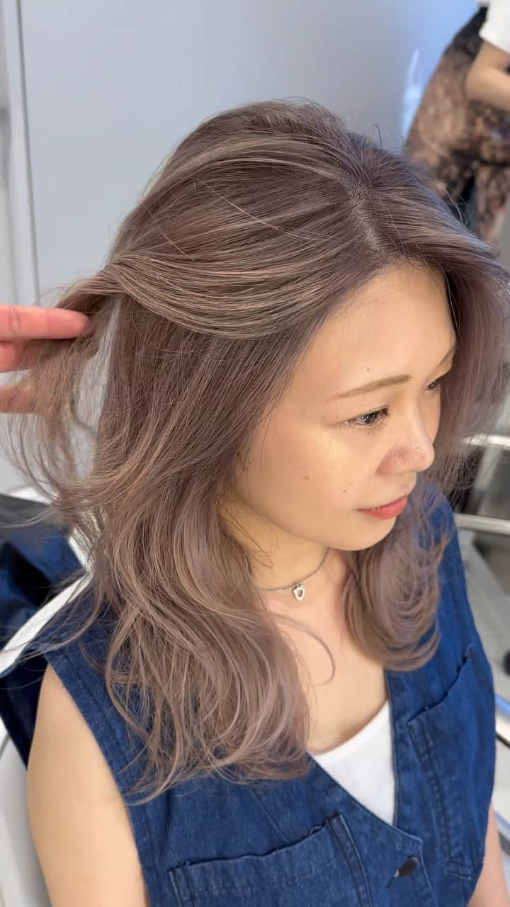 浅野宏明のインスタグラム：「Let's raise the tension with a cute hairstyle🤞😝❣️  ハイトーンカラー楽しみたい方へ。 根元はやや暗めにしとくと顔に馴染むデザインメイクバランスとの相性も良くなりますよ✨  #balayage#balayagehighlights #balayageombre #balayageartists #balayagehair #highlights#babylights#hairdresser#haircut#レイヤーカット#ハイライト#白髪ぼかしハイライト#白髪染め#白髪ぼかし #ハイトーン#ダブルカラー#ホワイトベージュ#ミルクティーベージュ#新宿ハイトーン#新宿バレイヤージュ#バレイヤージュ#新宿レイヤーカット#ケアブリーチ#ブリーチカラー #ブリーチオンカラー#新宿ケアブリーチ」