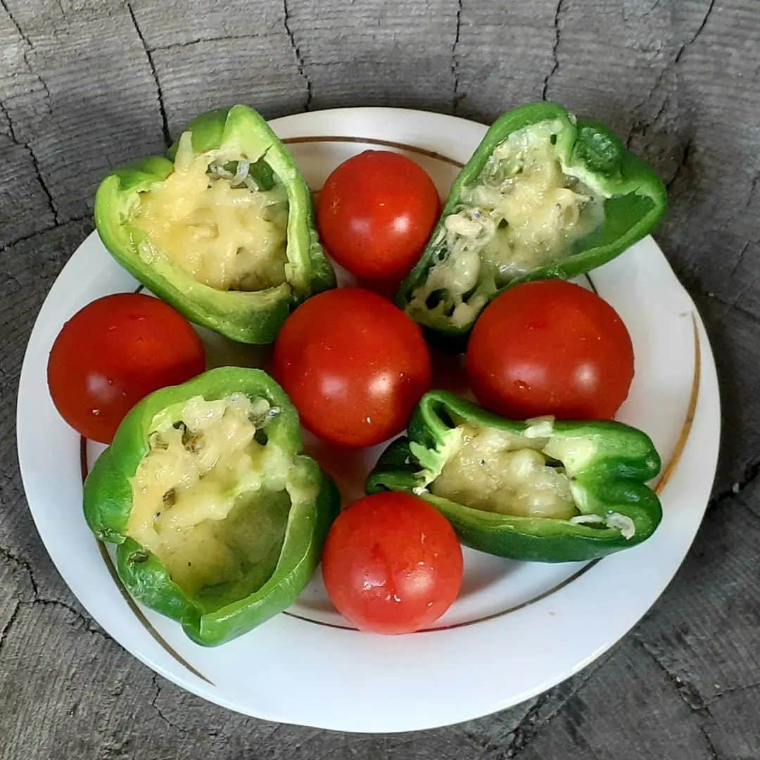 のインスタグラム：「#毎日野菜生  #ピーマン  ピーマンを切り、種をとり、じゃこをのせてピザ用チーズをのせて、ラップせずにレンジで2分ないくらいチン！  簡単でパクパク食べれるうまさ🎶 ## #加賀野菜 #夏野菜 #ベジスタグラム #家庭菜園 #料理動画  #もったいないを忘れない #朝ごはんシリーズ #ディナー #おうちご飯 #田舎料理 #野菜生活  #旬を味わう #グルメ #田舎暮らし #自給自足 #山菜 #朝採り野菜 #stiilgood  #規格外野菜 #フードロス  #sdgs  #ファッション  #栄養まるごとプロジェクト #foodphotography  「Stillgood！」お求めはこちらから 　　　　↓ https://still-good.shop」