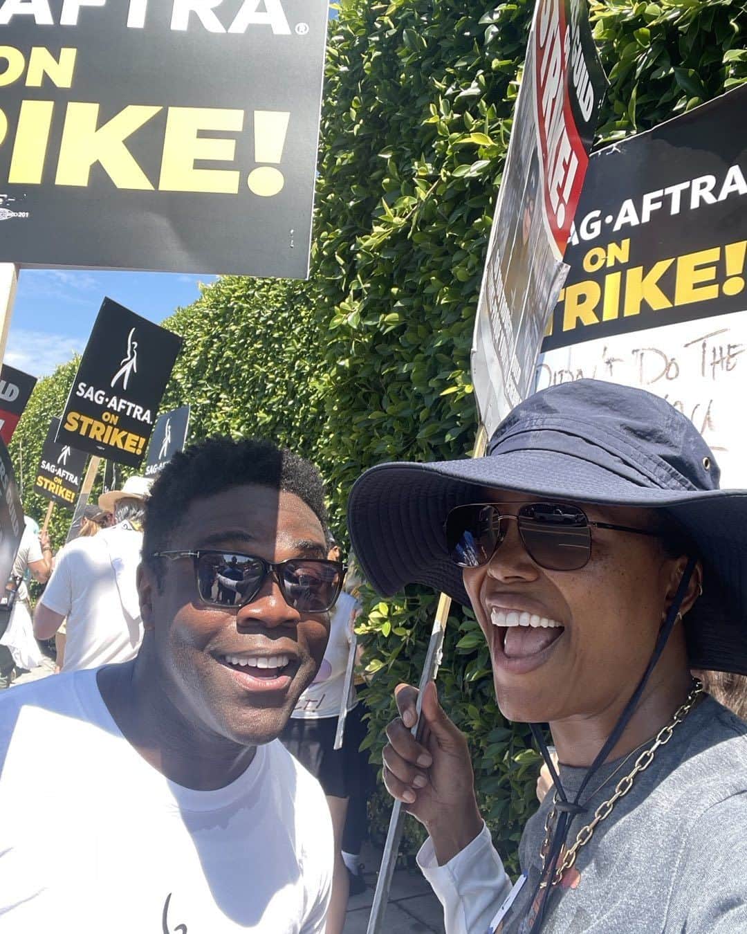 アイシャ・タイラーのインスタグラム：「A great week on the @sagaftra @wgawest picket lines in front of @paramountpics look who I found! @thesamrichardson woot (also my sun hat game is pure suburban mall lady fire 🔥)」