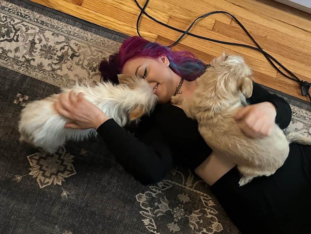 HEY VIOLETさんのインスタグラム写真 - (HEY VIOLETInstagram)「5 minute break from vocal recording🥰」7月29日 7時43分 - heyviolet