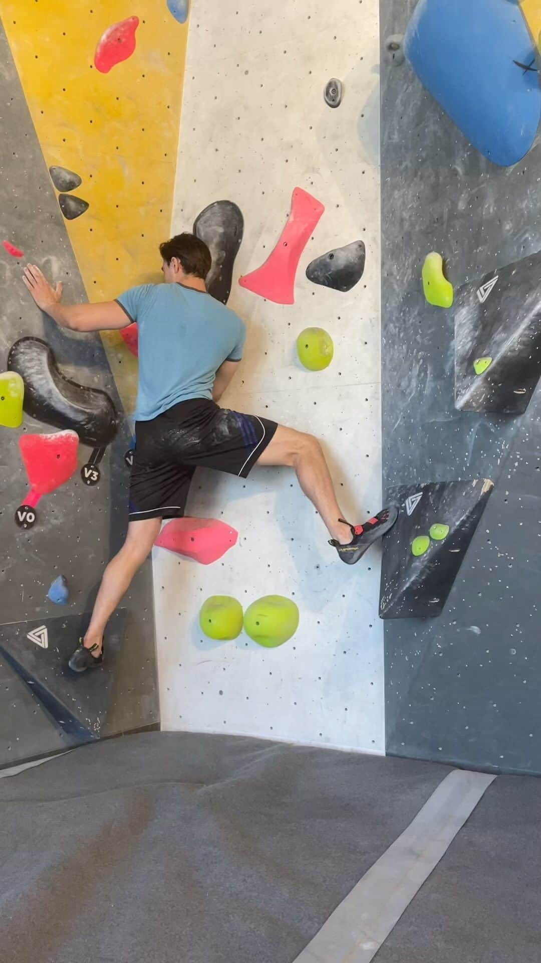 アレックス・ブノワのインスタグラム：「Video started after the first hold, and the ascent was super sloppy, but for my third day of climbing (and my first V4), I’m pretty pleased! #Climbing #gneissclimbing #slab」