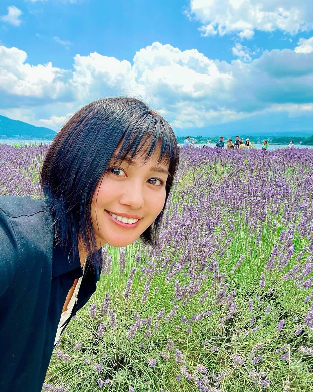 秋吉織栄（宮内かれん）さんのインスタグラム写真 - (秋吉織栄（宮内かれん）Instagram)「🪻🪻🪻  雲がかかって富士山は 見えなかったけど🗻  ラベンダーの香りに包まれて 幸せな気持ちになりました☺️💜  昔は花の何が良いんだろうと😒← 思っていたけど笑 年々素直になり、花を愛でるようになりました🤣  これからはもっと心を解放して 自然を感じ、出会うものを素直に受け止めて。。  価値観や文化や生活に触れ その場所にある色や匂いや味を感じ  自分のこれからの作品作りに 活かしていきたいです🩷💛🩵  #山梨　#ラベンダー  #河口湖ハーブフェスティバル  #河口湖 #🪻   #selfie #photooftheday #japan #beautifulflower  #trip #travel #trending」7月29日 7時49分 - orie.oliiiiie.olivia