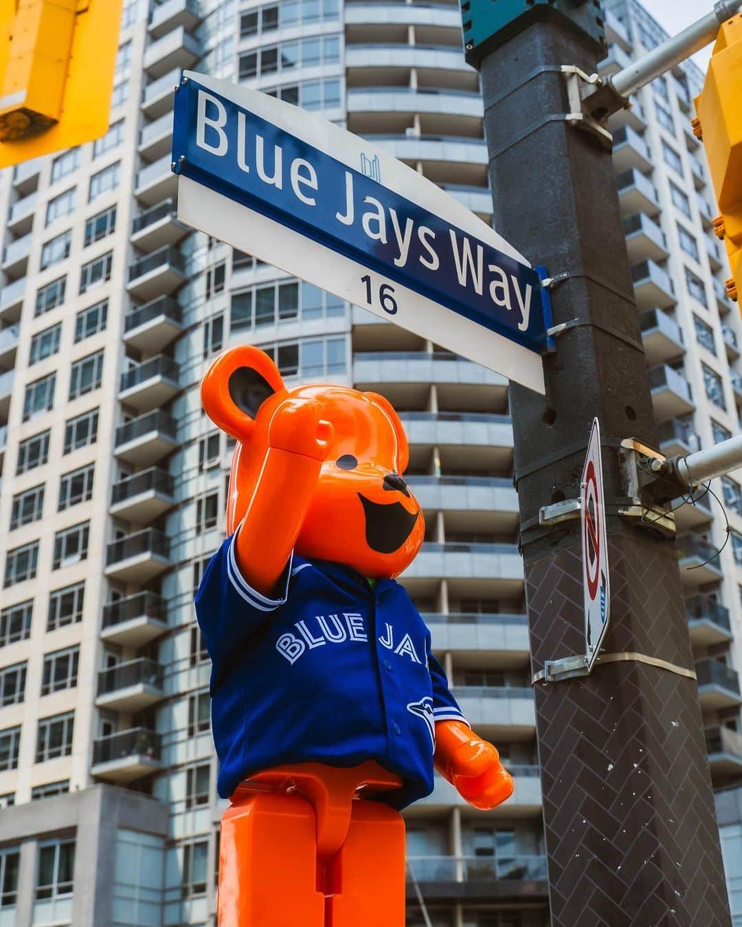 トロント・ブルージェイズさんのインスタグラム写真 - (トロント・ブルージェイズInstagram)「Calling all Toronto Dead Heads! Come on down to the corner of Blue Jays Way and Shakedown Street tomorrow for the first @bluejays Grateful Dead Day at Rogers Centre! Specialty Ticket buyers even get a Blue Jays x Grateful Dead T-shirt. See you there!」7月29日 8時01分 - bluejays
