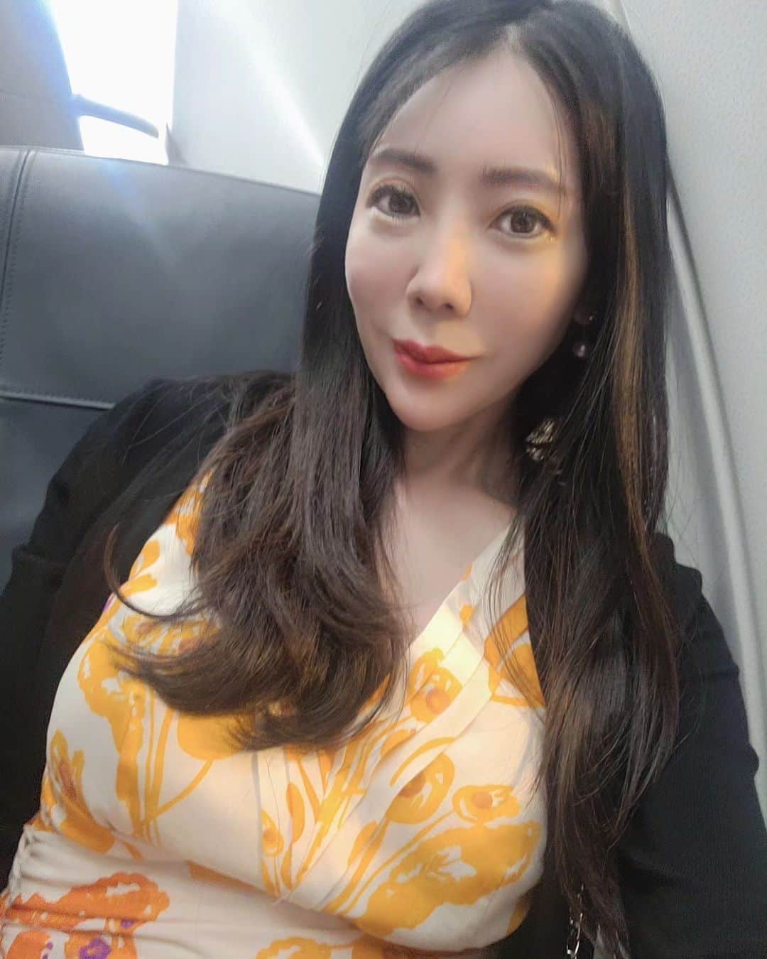 今堀恵理さんのインスタグラム写真 - (今堀恵理Instagram)「7月の韓国SOUL美容旅💓 美容大国である韓国は最新の美容が沢山💕  今回はリピートの @lamicheskin  にて私達はレーザーを受けて来ました。 老若男女、世界共通で誰もが肌は綺麗な方がいいと思ってるはず💕  ラミチェ皮膚科のレーザーは、先生に診察して貰って自分に合う物を何種類か組み合わせて貰います💕今回も4種類のレーザーをしました そして今もシミなど無い肌を持続してます✨  @shin_kuroobisan  とのSOUL美容女子旅はグルメやショッピングも楽しみの一つ 暑い🔥☀️ソウルで美味しいかき氷『Cafe coin 明洞』で食べたよ。ここはアンティークな落ちつくカフェ。 まったり一休み出来ました  #lamiche #ラミチェ皮膚科 #韓国旅行 #韓国美容 #明洞カフェ #미용성형」7月29日 8時03分 - eriimahori
