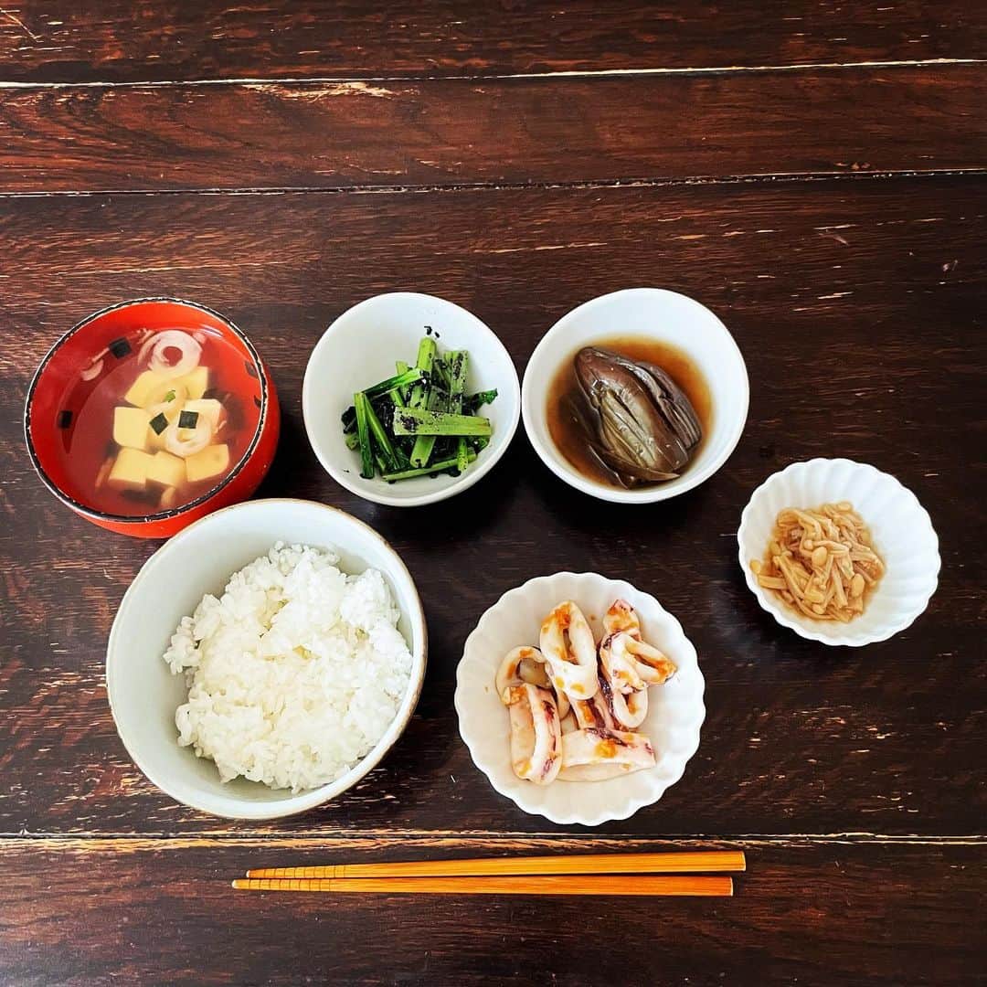 佐野史郎さんのインスタグラム写真 - (佐野史郎Instagram)「#朝ごはん #白いかの生姜和え #なめたけ #なすの煮浸し #小松菜のごま和え #豆腐とお麩のお吸い物  このような食事を続けていれば腎臓にも良いのでしょうが…昨夜は取材で中華のフルコース‼︎ 久しぶりだったので、美味しくて美味しくて…しっかりいただいてしまいました😅 ま、たまにはイイか？😆」7月29日 7時57分 - sanovabitch
