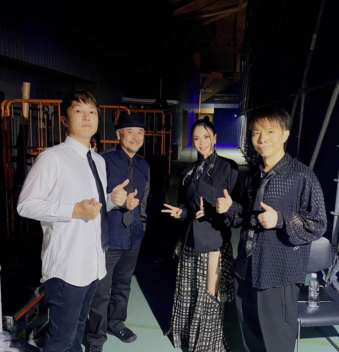 小柳ゆきのインスタグラム：「小田原サマーフェスティバル。 第1回目の開催という事でおめでとうございます✨  会場のお客様の楽しむ明るい空気感と、バンドの皆様の強力な演奏にブチ上がりな本番でした😊  楽しかったなー  暑い中小田原まで駆けつけてくれた皆様も本当に有難う！！ タオルもステージから見えてとても嬉しかったよ🥹  昨日のメンバーは… Pf. #扇谷研人 さん Ba. #平石カツミ　さん Dr. #髭白健 さん  この日の衣装も複雑でとても素敵！メンバー皆様ともネクタイで合わせました👔  コルセット: @onyourmark_official  stylist: @stokyo.uma  hair&make: @anr1106  #小田原フェス」