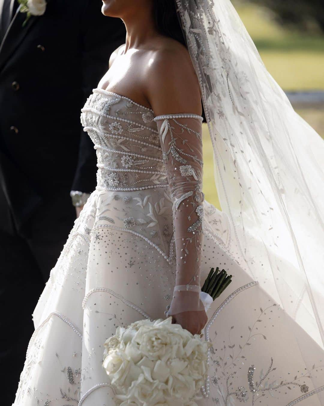 Steven Khalilさんのインスタグラム写真 - (Steven KhalilInstagram)「A mesmerising fusion of elaborate geometric beadwork and a graceful silhouette. Our bride Rachelle wears custom couture STEVEN KHALIL. Captured by @georgejohnphotography ⠀⠀⠀⠀⠀⠀⠀⠀⠀ #stevenkhalilbride #stevenkhalil」7月29日 8時04分 - steven_khalil