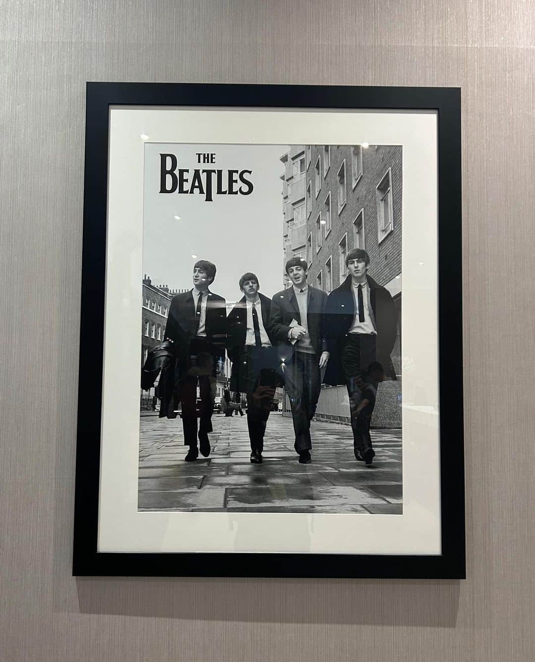 寺川里奈さんのインスタグラム写真 - (寺川里奈Instagram)「The Beatlesの聖地inロンドン Part3🇬🇧  プレジデントホテル前 同じ場所で撮ってみました🤍  ちょうど4人いたからお友達ともビートルズごっこ👭（笑）  このホテルにもビートルズが泊まったことがあるみたいで、 ロビーに写真が飾ってありました〜  #thebeatles  #london」7月29日 8時04分 - rina_terakawa