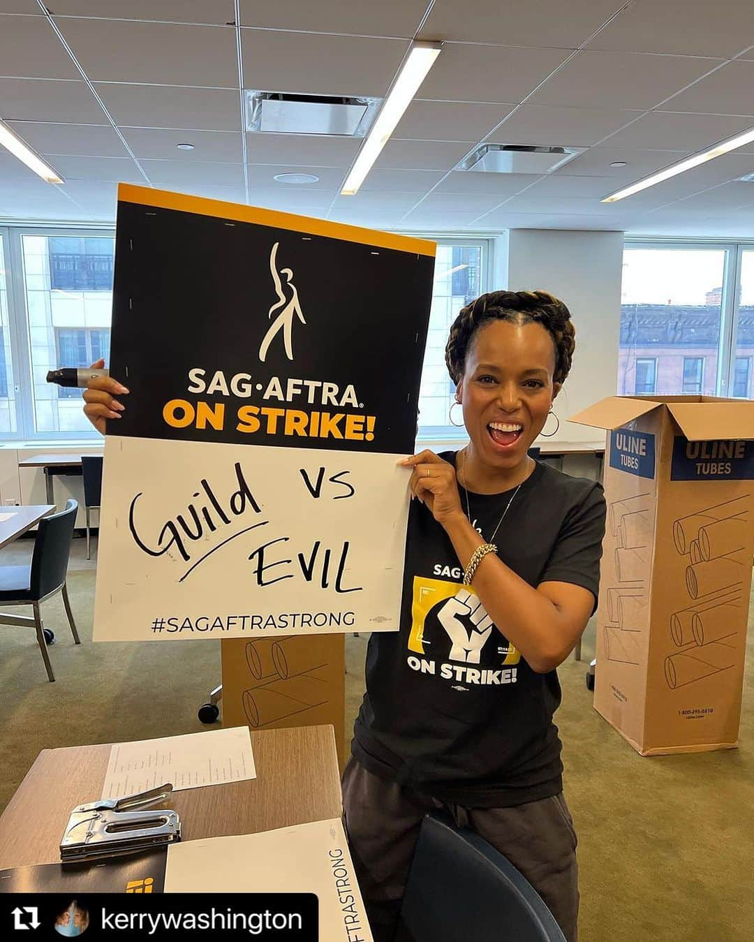 ベラミー・ヤングさんのインスタグラム写真 - (ベラミー・ヤングInstagram)「#UnionStrong #SAGAFTRAStrong ❤️💗❤️ ・・・ Volunteered with some fellow @sagaftra members that I LOVE today 😍❤️😍❤️😍❤️😍❤️😍  If you want to get involved, there are soooooo many ways to support this labor strike. Help spread our message, volunteer, donate what you can donate to the Emergency Financial Assistance Program, and more! I’ll link to all in my stories. Any bit helps! We’re in this together 🙏🏾」7月29日 8時05分 - bellamyyoung