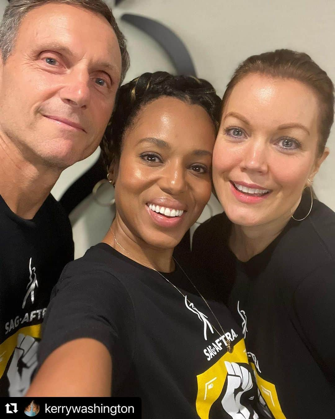 ベラミー・ヤングのインスタグラム：「#UnionStrong #SAGAFTRAStrong ❤️💗❤️ ・・・ Volunteered with some fellow @sagaftra members that I LOVE today 😍❤️😍❤️😍❤️😍❤️😍  If you want to get involved, there are soooooo many ways to support this labor strike. Help spread our message, volunteer, donate what you can donate to the Emergency Financial Assistance Program, and more! I’ll link to all in my stories. Any bit helps! We’re in this together 🙏🏾」