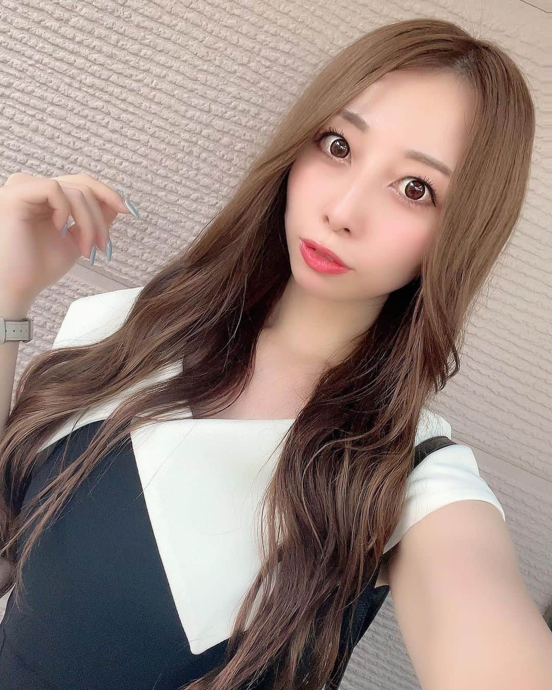 小泉奈央のインスタグラム：「. 🖤🤍🖤 おはよう🌞 . . . #gm」