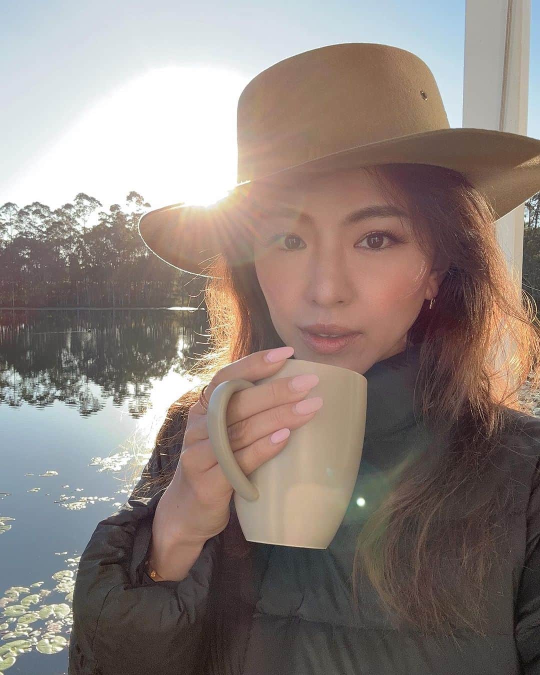 西内ひろのインスタグラム：「I'm in Australia🦘  オーストラリアに来ました🇦🇺  こちらは冬で、日本とは真逆なので朝夕は冷え込み、ダウンジャケットスタイル🧥  気持ち良い日差しと 温かいコーヒーが美味しい☕️  今日はWedding partyへ♡ 素敵な一日になりそう💐  #australia  #morning #lifestyle #オーストラリア #旅好きな人と繋がりたい  #ハット」