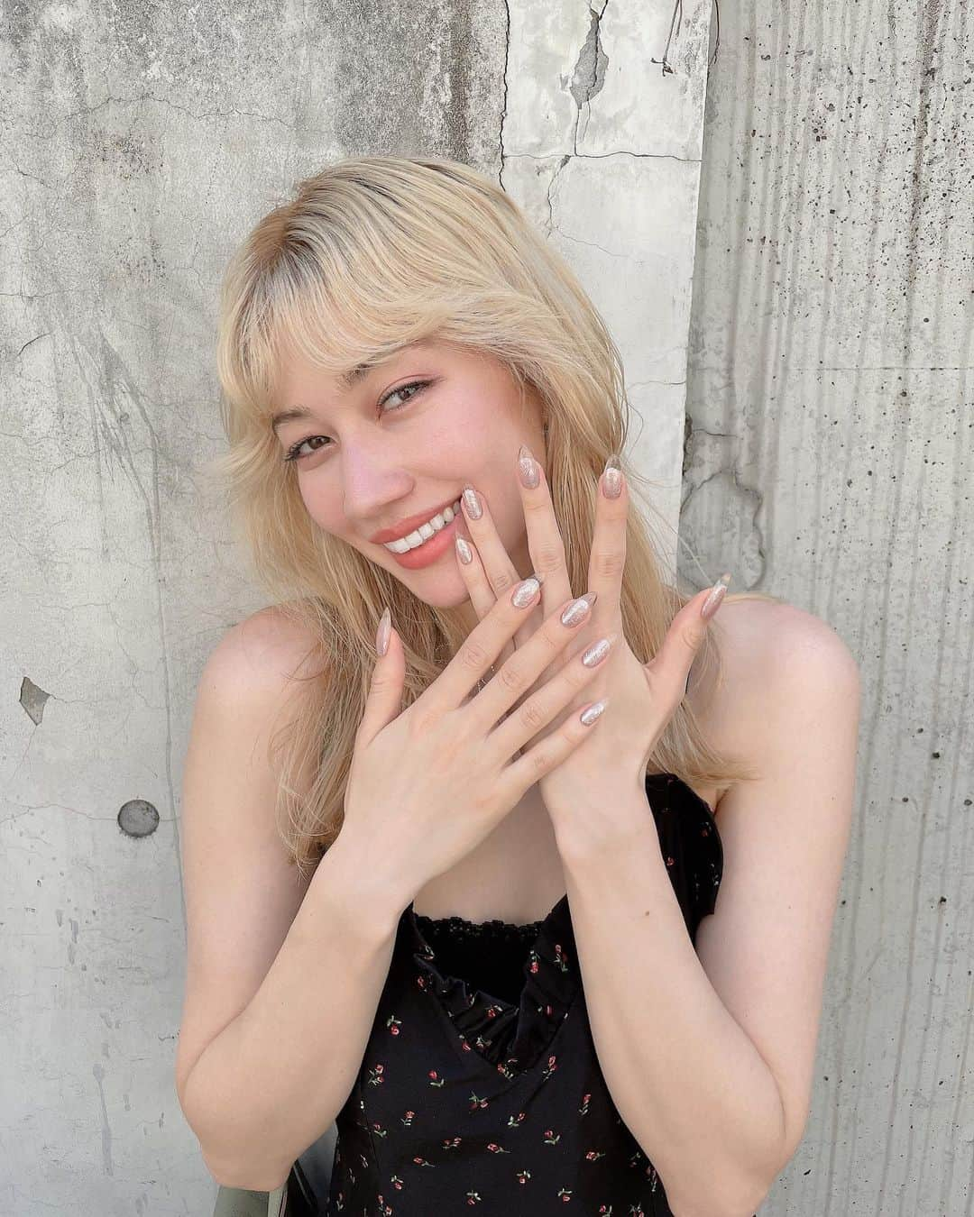 山本ソニアのインスタグラム：「💅🫧🎀  撮影の為クリアフレンチ🤍 タイプすぎる😆  前回してたネイルはホワイトフレンチ&🎀ネイル💗  どっちが好きかな？？  #ジェルネイル#フレンチネイル #ホワイトネイル#クリアネイル#クリアフレンチ#リボンネイル#nailart#frenchnails #whitenails #tokyonail#pinkrosewindow #harajuku」