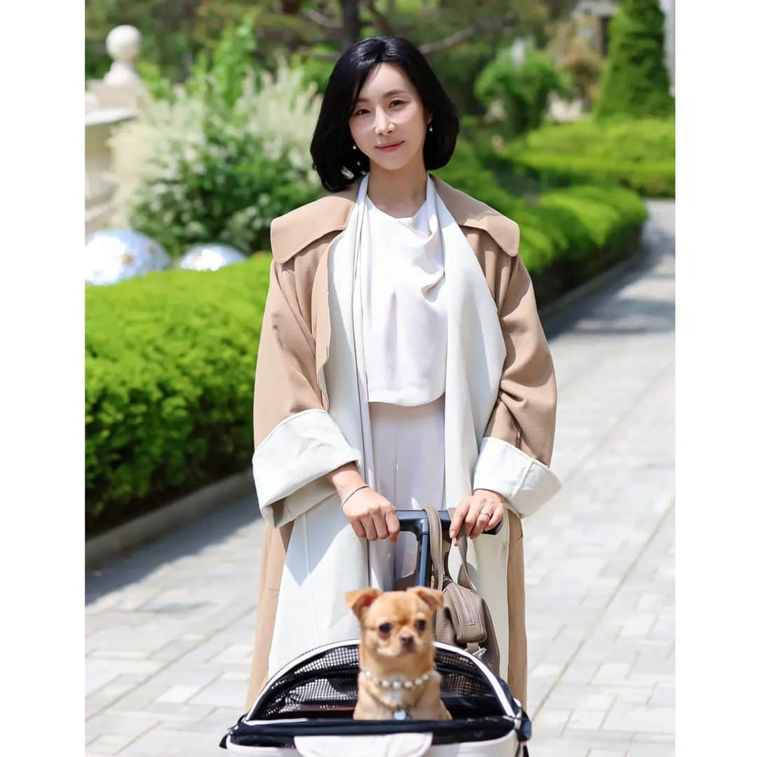 ハン・ウンジョンのインスタグラム：「오이지 엄마~🐕 . 오이지 산책시키는 중이에요~^^ 개엄마.ㅎ 순둥이 오이지 이뻐라~ . #오이지 #이은성 #아씨두리안 .」