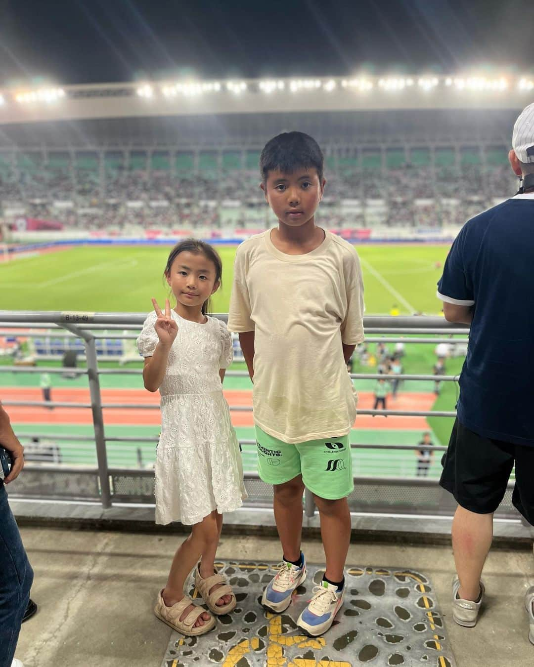 大西宏明さんのインスタグラム写真 - (大西宏明Instagram)「2023.7/28日✨  初めてのサッカー観戦⚽️  前日に急遽 @etking_official  @koshibaken08 に「晴れ舞台観に来てー‼️」言われて✨  愛しい人へ🎵 ギフト🎶 を聞きに🏟️へ🤩  ホンマにthe晴れ舞台っっ‼️‼️ めちゃくちゃカッコ良かった🎤🎵  ⚽️も凄い良い試合で子供達も大興奮してた✨✨ @neymarjr  #ネイマール のプレー生で観たかったなぁ🤩  ケン❗️ 誘ってくれて有難うっ^_^ 写真も📸  #サッカー観戦  #ライブ #etking #愛しい人へ #コシバken  #セレッソ大阪  #パリサンジェルマン #psg  #サッカー #ヤンマースタジアム長居  #長居公園  #サッカー好きな人と繋がりたい  #歌好きな人と繋がりたい  #フェス #野球好きな人と繋がりたい  #近鉄バファローズ #オリックスバファローズ #横浜denaベイスターズ  #福岡ソフトバンクホークス  #smile #ほなっ！！」7月29日 8時16分 - ohnishi_hiroaki_0428