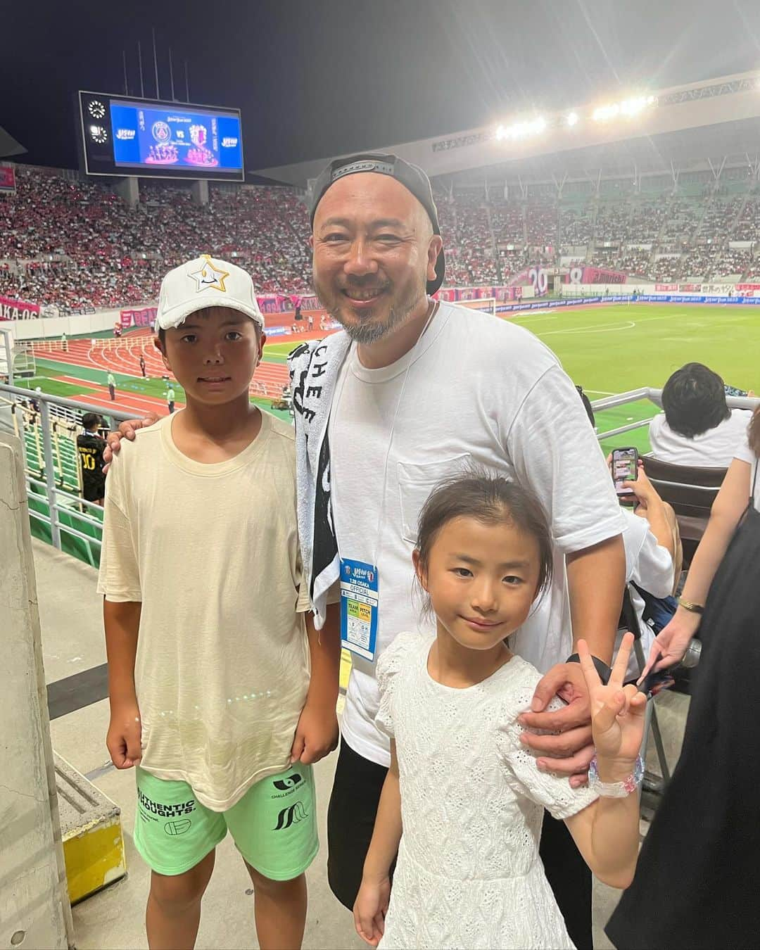 大西宏明のインスタグラム：「2023.7/28日✨  初めてのサッカー観戦⚽️  前日に急遽 @etking_official  @koshibaken08 に「晴れ舞台観に来てー‼️」言われて✨  愛しい人へ🎵 ギフト🎶 を聞きに🏟️へ🤩  ホンマにthe晴れ舞台っっ‼️‼️ めちゃくちゃカッコ良かった🎤🎵  ⚽️も凄い良い試合で子供達も大興奮してた✨✨ @neymarjr  #ネイマール のプレー生で観たかったなぁ🤩  ケン❗️ 誘ってくれて有難うっ^_^ 写真も📸  #サッカー観戦  #ライブ #etking #愛しい人へ #コシバken  #セレッソ大阪  #パリサンジェルマン #psg  #サッカー #ヤンマースタジアム長居  #長居公園  #サッカー好きな人と繋がりたい  #歌好きな人と繋がりたい  #フェス #野球好きな人と繋がりたい  #近鉄バファローズ #オリックスバファローズ #横浜denaベイスターズ  #福岡ソフトバンクホークス  #smile #ほなっ！！」