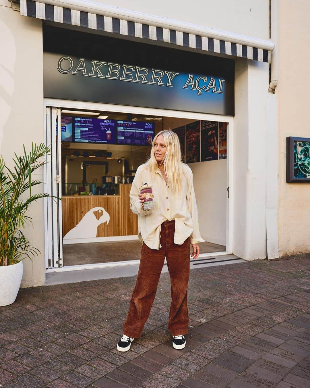 ローラ・エンバーのインスタグラム：「@oakberryau GOODNESSS 🤤 the best shoots to turn up hungry too 🤣 and my favourite stop every time I’m home! Northern Beaches friends be sure to check out the Manly and Avalon stores 🫶」