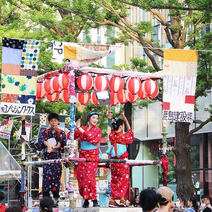 poroco（ポロコ）さんのインスタグラム写真 - (poroco（ポロコ）Instagram)「【さっぽろ八月祭 開催】昨日スタートした「さっぽろ八月祭」に行ってきました！2015年に誕生した新しいお祭り。のぼり旗や大風呂敷で彩られた会場で、キッチンカーでドリンクやフードを楽しんだり、夕方からはバンドの生演奏で踊る盆踊りが開催。演奏は、大友良英さん率いる「さっぽろ八月祭スペシャルビックバンド」。道民おなじみの子ども北海盆踊りやオリジナルの盆踊り、あの「あまちゃん」テーマ曲も！29日（土）は14時30分から即興ライブセッション、15時45分からみんなで奏でる「オーケストラSAPPORO！」も。ぜひ出かけてみて。  🏮さっぽろ八月祭2023 日程：2023年7月28日（金）・29日（土） 会場：札幌市北3条広場・アカプラ（北2~3条西4丁目） 時間：【28日】15：00～21：00、【29日】12：00～20：30  #さっぽろ八月祭 #さっぽろ八月祭2023 #札幌市北3条広場 #アカプラ #赤れんがテラス #札幌イベント #札幌グルメ #北海盆踊り #さっぽろ八月祭スペシャルビックバンド #大友良英さん #あまちゃん #盆踊り #お祭り #札幌お祭り #札幌 #sapporo #poroco」7月29日 8時22分 - poroco_magazine