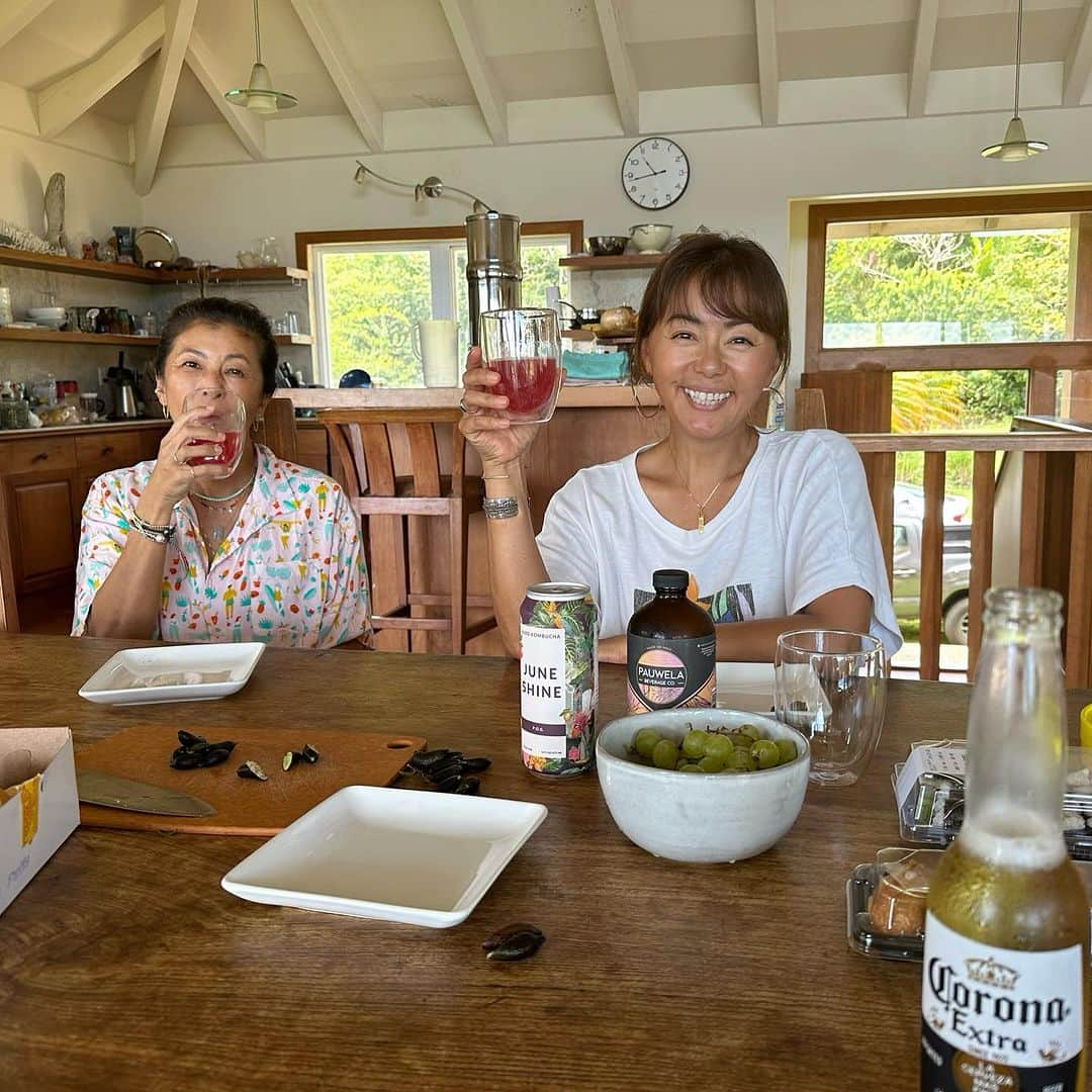 田中律子さんのインスタグラム写真 - (田中律子Instagram)「マウイ島で、やっとやっと会えた🌴マリさんとトモコさん‼️ @mauimarioceanjewelry  @mauitomo   私が17才でウィンドサーフィンの大会で歌を歌ったりしてた頃、トモコさんは大会に出場する選手で、トモコさんとマリさんは手作りのめちゃくちゃハイレグの水着を売ってて、私もそのハイレグの水着をもらって着てた😆そんな頃からの繋がりで、マウイ島に行くたびによくしてもらってます🤎  3人とも色真っ黒🤎🌞あの頃から変わらずみんな海で遊んでます🏄🌞🌴何にも変わらない←あ、それぞれシワやらシミやら、年齢だけは重ねたけどね😂  今回もマリさんのジュエリー💎をたくさんお誕生日プレゼントしてもらって、アップデート⤴️  マウイマリジュエリーはこの重ね付けがホントに可愛くてオススメーーー🤎まりさん、こーちゃん、ありがとーーーーー✨  #hawaii #maui #mauimarioceanjewelry  #turquoise  #お誕生日プレゼント  #いつもありがとう #あれから何年たったかな  #ずっと変わらない  #変換ミスが半端ない #その話で #大爆笑」7月29日 8時37分 - ri2kotanaka