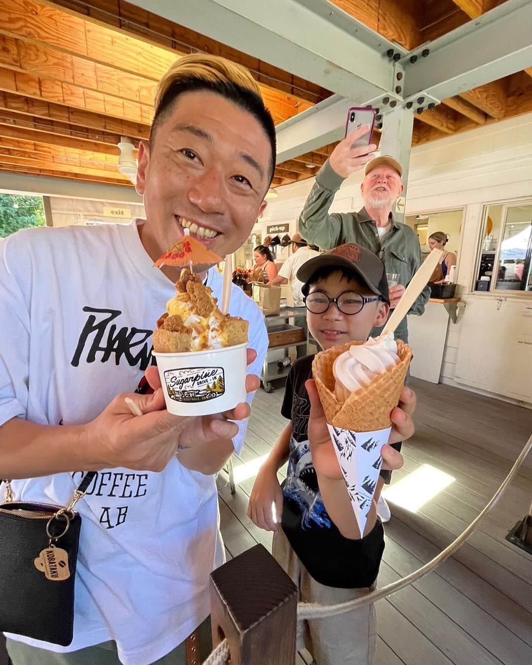 小林拓一郎のインスタグラム：「長文です。  （お写真はツアー参加者の皆さんからいただきました）  _____________  『Love It, Portland-Oregon』ツアーから帰ってまいりました。  今回も非常に濃く、かつ、充実した日々でした。  あまりにも1日で起こった出来事が多すぎて、情報と感情の処理が追いつかないのは、いつものことです。  しかし、今回は、昨年よりも一層、毎日があっという間に過ぎていきました。  不思議ですね、夏だから10時くらいまで明るく、いつも以上に活動時間が長いはずなのに。  あ、だからか。  朝も早くから、そして、夜もギリギリまで遊び回ってるから、一日を振り返る時間もなく、また次の日を迎えていたからかもしれません。  あと、今回はバスの移動も少なく、バスの中で寝る時間などが無かったのも、そう思える要因の一つかも。  のんびりはしてるんだけど、何かしている。  そんな状態が続くから、それはそれはあっという間に過ぎてしまいますよね。  それだけ充実しておりました。  既にポートランドツアーロスです。  そんな今回のポートランド訪問で一番強く感じたことを。  “How are you?”  と、いつもの挨拶のつもりでレジで買い物や注文をすると、  "Oh, thank you!”  と返ってくることが多かったんです。  通常、この挨拶の後には、  “Not bad”とか、”I’m ok”とか、返ってくるんですが、  そんな返事の前に、”Thank you!”と。  ニュアンスとしては、  「調子はどう？なんて聞いてくれて、ありがとう」  みたいな。  もう少し噛み砕くならば、会話を始めてくれるなんて嬉しいわ、みたいな感覚でしょうか。  これ、きっとパンデミック（コロナ禍）の影響でしょうね。  パンデミック中、僕らはマスクをし、不必要な会話をすることを半ば禁じられたような状態でした。  そうすると、自ずと、見知らぬ人との挨拶も減っていきました。  （元々、日本では見知らぬ人と挨拶はしませんが）  昨年のツアーの時は、こちらから挨拶をしても、無視されたりするケースもありました。  「ああ、パンデミックはこんな風に人を変えてしまったんだ、、」  とちょっと寂しくも感じていたんですが、今年は、逆で、  “Thank you!”  まるで自分もこの会話を待ち望んでいたんだ！と言わんばかりの返答でした。  そして、コロナ禍で働く人の数が激減したってお話は以前もしましたが、どうやらお店にも人は戻り始めています。  そして、戻った人たちは、もちろん生活のためのお金を稼ぐという目的はあるにせよ、  それだけではない、  「なんで自分はコーヒーショップで働いているんだろうか」  と言ったような「働く意義、意味」なんかも考えてるんじゃないかなあって。  コーヒーを淹れるだけじゃない、接客（お客さんとの会話）も含めて仕事を楽しむ姿勢をあの”Thank you!”から感じました。  だから、今回はどこのお店に行っても、ちょっとしたたわいもない会話がとっても楽しかったです。  会話を楽しむ。  人間ってやっぱり、"不要不急"や"無駄"と思われることにこそ、楽しみや価値を見出す生き物なんだなって、  ツアー参加者の皆さんとの会話、現地の人たちとの会話を通じて、いっぱい味わいました。  #portland #travelportland  #oregon #traveloregon  #loveitportland  #loveitportlandoregon  #ポートランド #オレゴン」