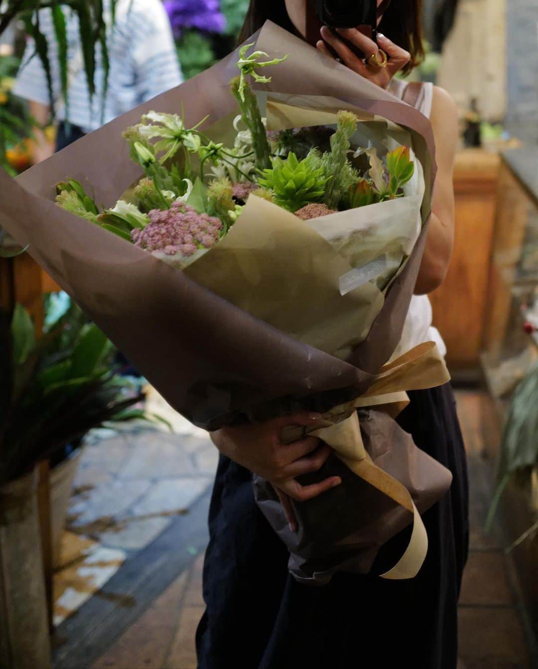 根岸由香里さんのインスタグラム写真 - (根岸由香里Instagram)「. 約3年ぶりの @flowernoritake 🌞 ノリタケさんとはその間にもお仕事でお会いできていたのですが名古屋のお店は本当に久しぶり！大好きなお店。 素敵な花束を作って頂き、短い滞在でしたがとっても癒されました💐次は是非ゆっくり！ありがとうございました❤️」7月29日 8時45分 - yukarinegishi