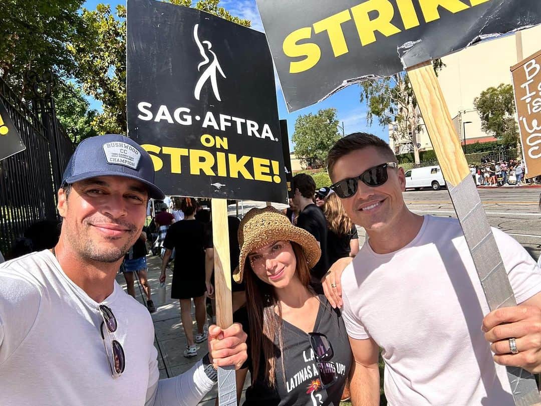 エリック・ウィンターのインスタグラム：「It was a busy morning on the streets of Burbank 🪧🪧 #wgastrike #sagaftrastrike #sagaftrastrong #wgastrong」