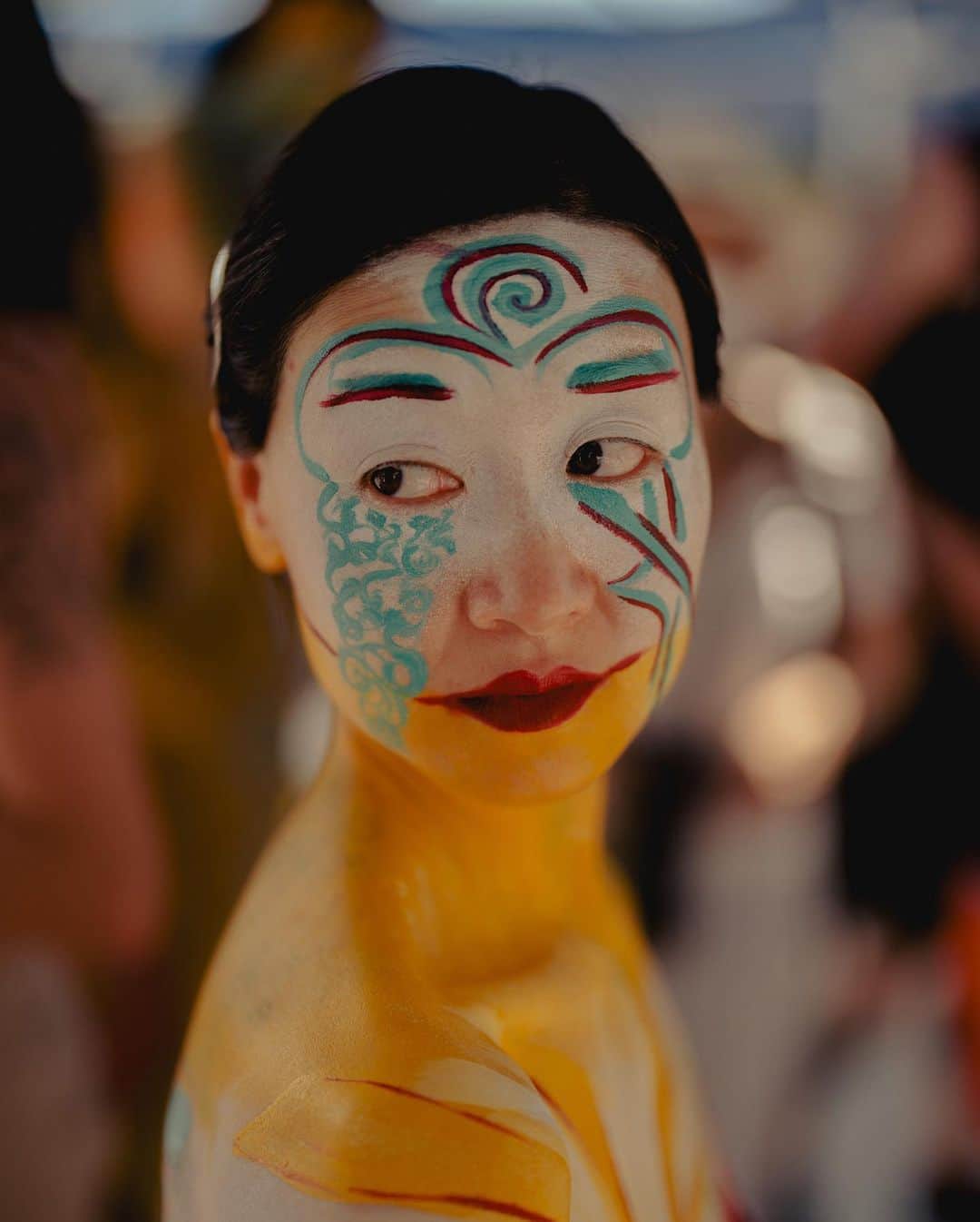 New York Times Fashionさんのインスタグラム写真 - (New York Times FashionInstagram)「Naked bodies of all shapes and sizes became artists’ canvases at a public art exhibition in New York City this week.  Gathered in Union Square, 60 people paid $100 to become mostly nude human canvases for 40 artists during NYC Bodypainting Day, a public art exhibition that has been staged annually since 2014. This year’s installment was the 10th — and the last, according to the event’s founder, Andy Golub, who is an artist. He said he was ending it to focus on other projects for his organization, Human Connection Arts.  Nije Durdeen came from Philadelphia to model after learning she might not get another chance. “You get to be nude in public and not get arrested.” Durdeen has been a body-paint model for about seven years. Though she has done some gigs at artists’ studios, she said she preferred to be painted in public so she could observe a broader spectrum of reactions. Some passers-by at Sunday’s’s Bodypainting Day blushed and sped past as artists decorated people of all shapes and sizes. Others leered or snapped photos.  Once all the models’ bodies had been painted, the colorful group walked to Washington Square Park. Tap the link in our bio to read more from @callieholtermann about the history of body painting and to see more looks from this year’s NYC Bodypainting Day. Photos by @amirbangs」7月29日 8時40分 - nytstyle