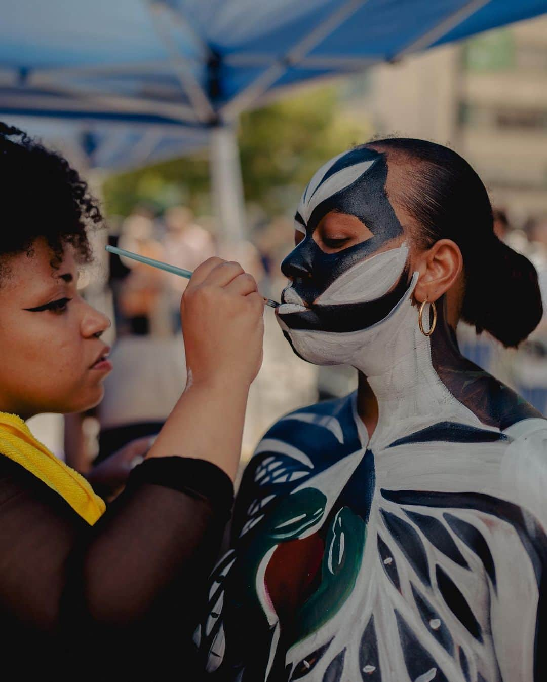 New York Times Fashionさんのインスタグラム写真 - (New York Times FashionInstagram)「Naked bodies of all shapes and sizes became artists’ canvases at a public art exhibition in New York City this week.  Gathered in Union Square, 60 people paid $100 to become mostly nude human canvases for 40 artists during NYC Bodypainting Day, a public art exhibition that has been staged annually since 2014. This year’s installment was the 10th — and the last, according to the event’s founder, Andy Golub, who is an artist. He said he was ending it to focus on other projects for his organization, Human Connection Arts.  Nije Durdeen came from Philadelphia to model after learning she might not get another chance. “You get to be nude in public and not get arrested.” Durdeen has been a body-paint model for about seven years. Though she has done some gigs at artists’ studios, she said she preferred to be painted in public so she could observe a broader spectrum of reactions. Some passers-by at Sunday’s’s Bodypainting Day blushed and sped past as artists decorated people of all shapes and sizes. Others leered or snapped photos.  Once all the models’ bodies had been painted, the colorful group walked to Washington Square Park. Tap the link in our bio to read more from @callieholtermann about the history of body painting and to see more looks from this year’s NYC Bodypainting Day. Photos by @amirbangs」7月29日 8時40分 - nytstyle