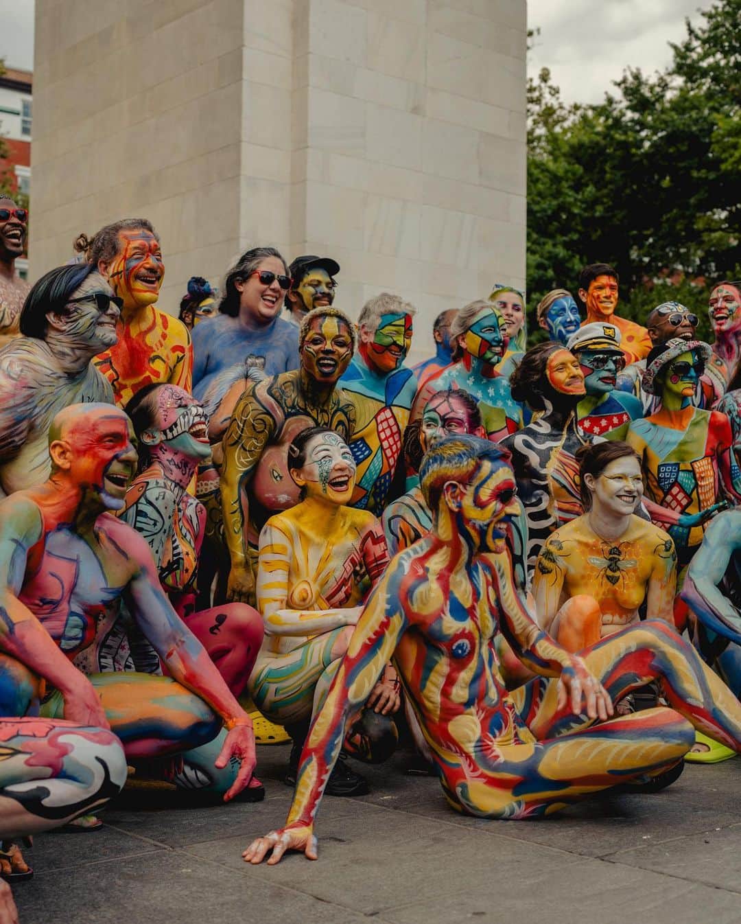 のインスタグラム：「Naked bodies of all shapes and sizes became artists’ canvases at a public art exhibition in New York City this week.  Gathered in Union Square, 60 people paid $100 to become mostly nude human canvases for 40 artists during NYC Bodypainting Day, a public art exhibition that has been staged annually since 2014. This year’s installment was the 10th — and the last, according to the event’s founder, Andy Golub, who is an artist. He said he was ending it to focus on other projects for his organization, Human Connection Arts.  Nije Durdeen came from Philadelphia to model after learning she might not get another chance. “You get to be nude in public and not get arrested.” Durdeen has been a body-paint model for about seven years. Though she has done some gigs at artists’ studios, she said she preferred to be painted in public so she could observe a broader spectrum of reactions. Some passers-by at Sunday’s’s Bodypainting Day blushed and sped past as artists decorated people of all shapes and sizes. Others leered or snapped photos.  Once all the models’ bodies had been painted, the colorful group walked to Washington Square Park. Tap the link in our bio to read more from @callieholtermann about the history of body painting and to see more looks from this year’s NYC Bodypainting Day. Photos by @amirbangs」