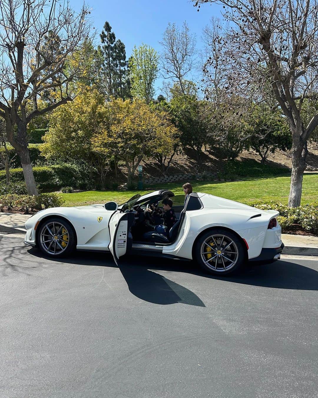 ロブ・ディアデックのインスタグラム：「This kid has officially been driving a golf cart for a week and he is already asking to drive the @ferrari. He tried to hit me with “can I just try? You didn’t think I was going to be able to drive the golf cart and I did that.” He does have a point. I might end up getting some pedal extensions and a little booster to see how he handles 788hp of the 812GTS.」