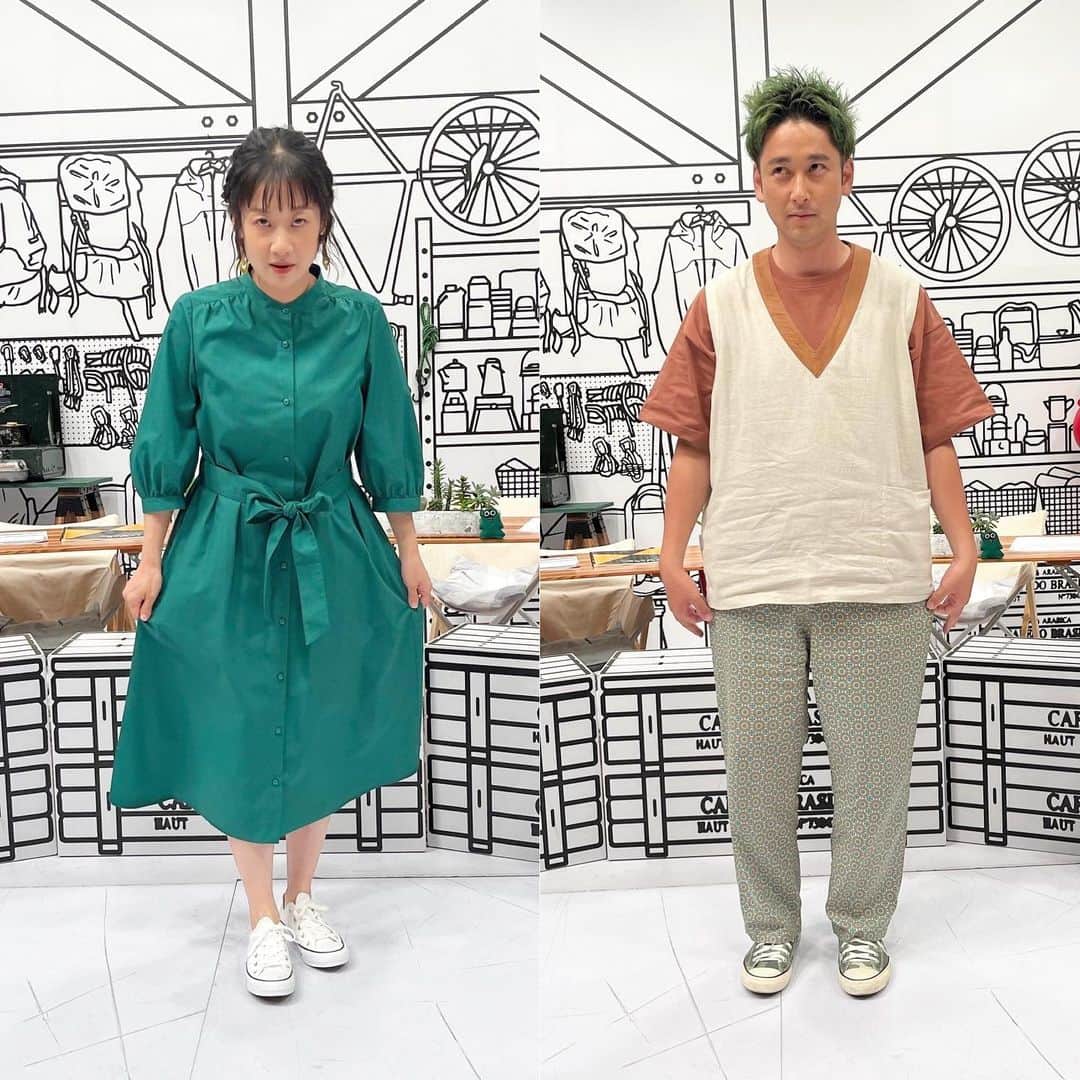 川島恵のインスタグラム：「衣装写真おまけ。何枚か撮影していただいたうち1枚に…本当の顔が出てしまっていました…🤣 2枚目は、カメラマンとお揃い緑コーデ🟢 ・ 今週も放送、お楽しみに♪ ・ #つづくさんのどようだよ #どようだよ #衣装写真 #目力強め #カメラマンとお揃い」