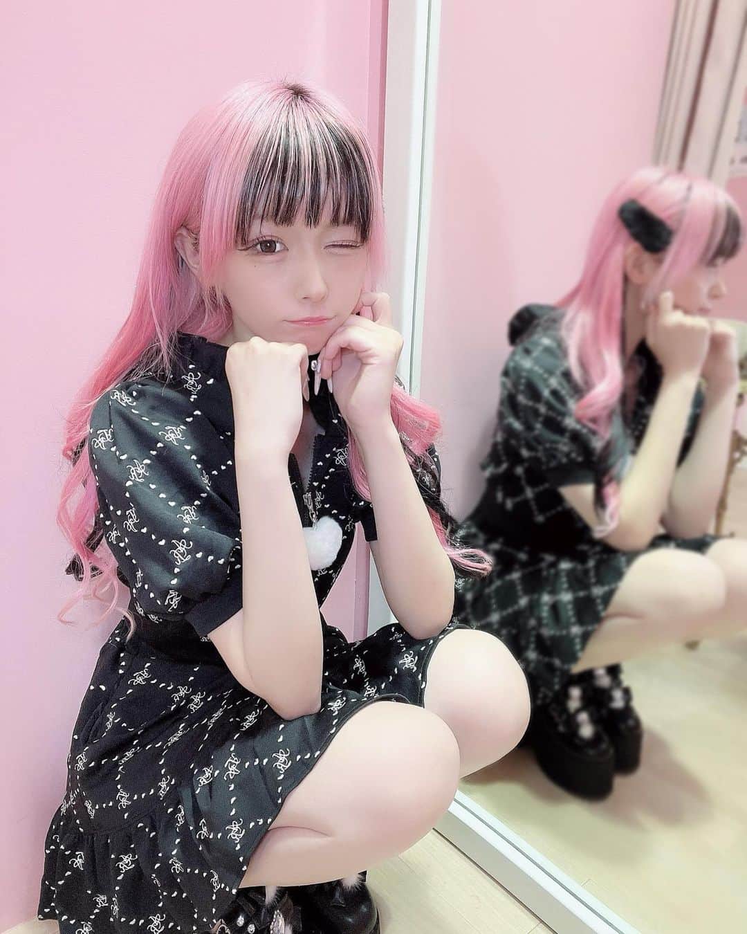 さきちゃんのインスタグラム：「セットアップいいよね (͒ ᴖ ·̫ ᴖ⸝⸝ )͒ #ankrouge #アンクルージュ #大宮アルシェ #大宮 #地雷系女子 #地雷 #地雷女 #量産型ヲタク #量産型 #セットアップ #セットアップコーデ #モノグラム #ブラックコーデ #派手髪 #ピンクヘアー #自撮り #自撮り界隈 #いいね返し #自発ください #ootd #l4l #japanesegirl #omiya」
